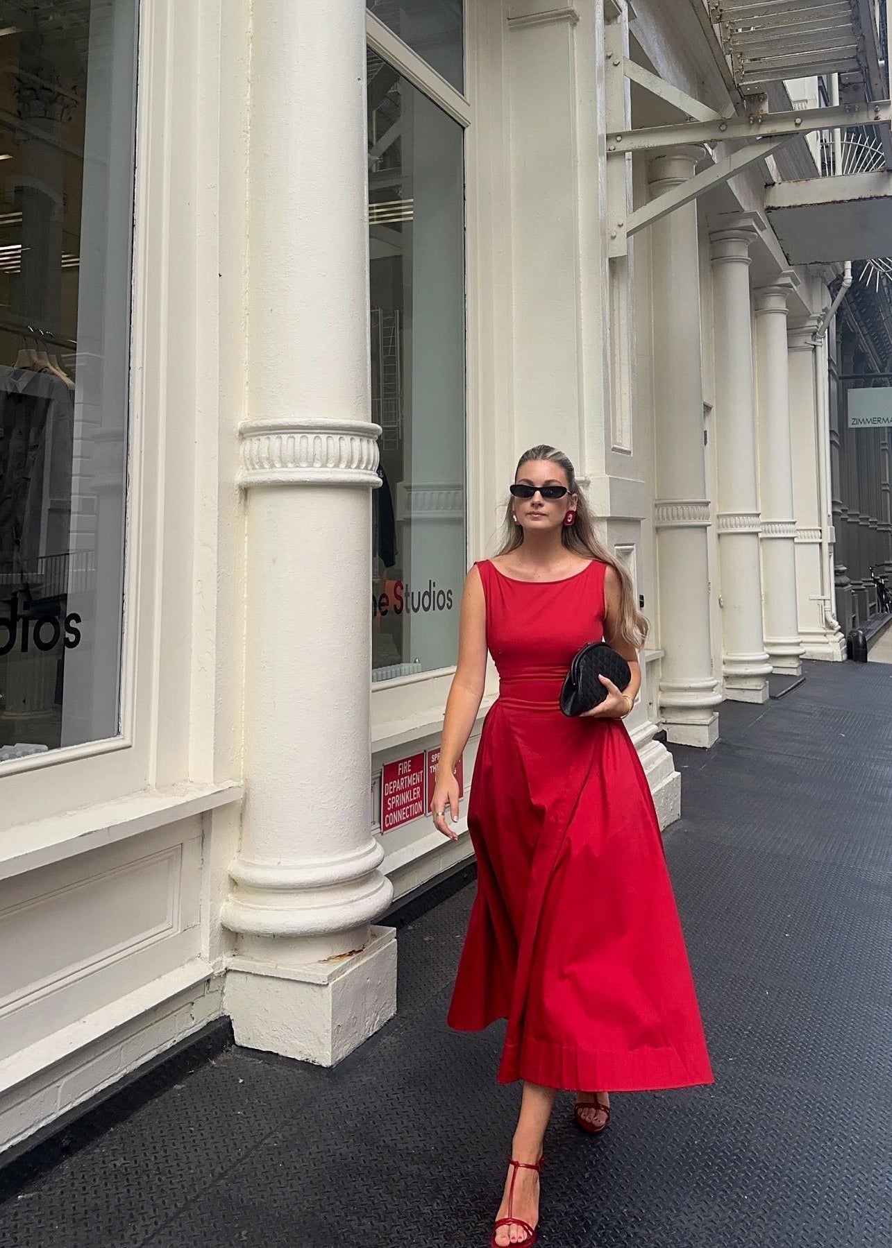 Elegancia eterna en rojo — modelo Vestido Loreto™ (imagen 10)