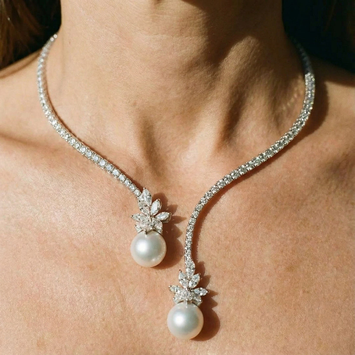 Collar de perlas elegante en acabado plateado (imagen 2)