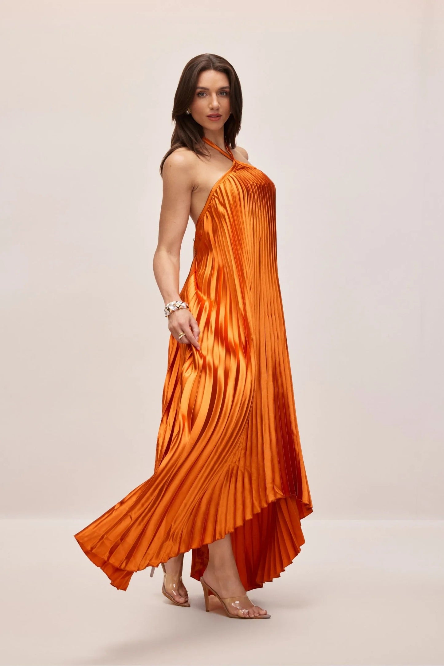 Elegancia fluida con brillo sofisticado — modelo Vestido Noelia™ (imagen 7)