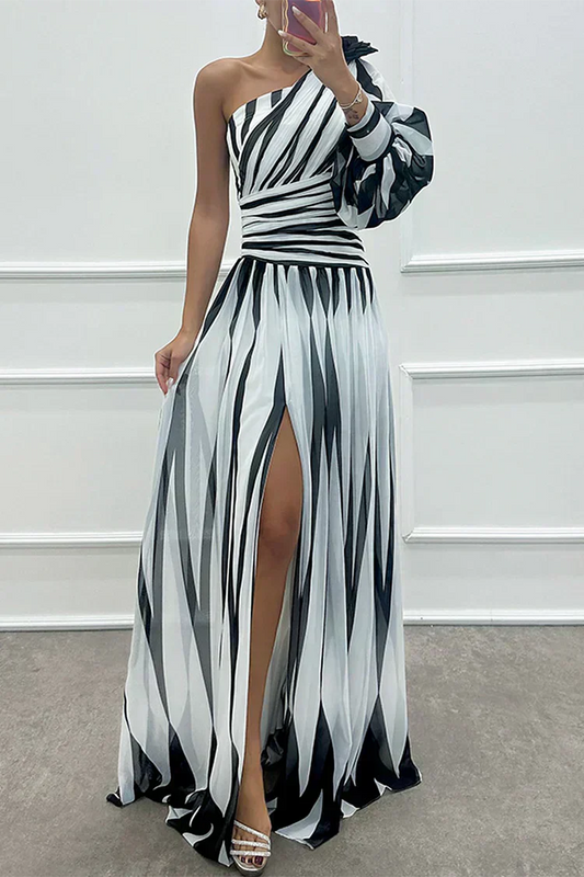 Rayas elegantes con diseño asimétrico — modelo Vestido Shiloh™