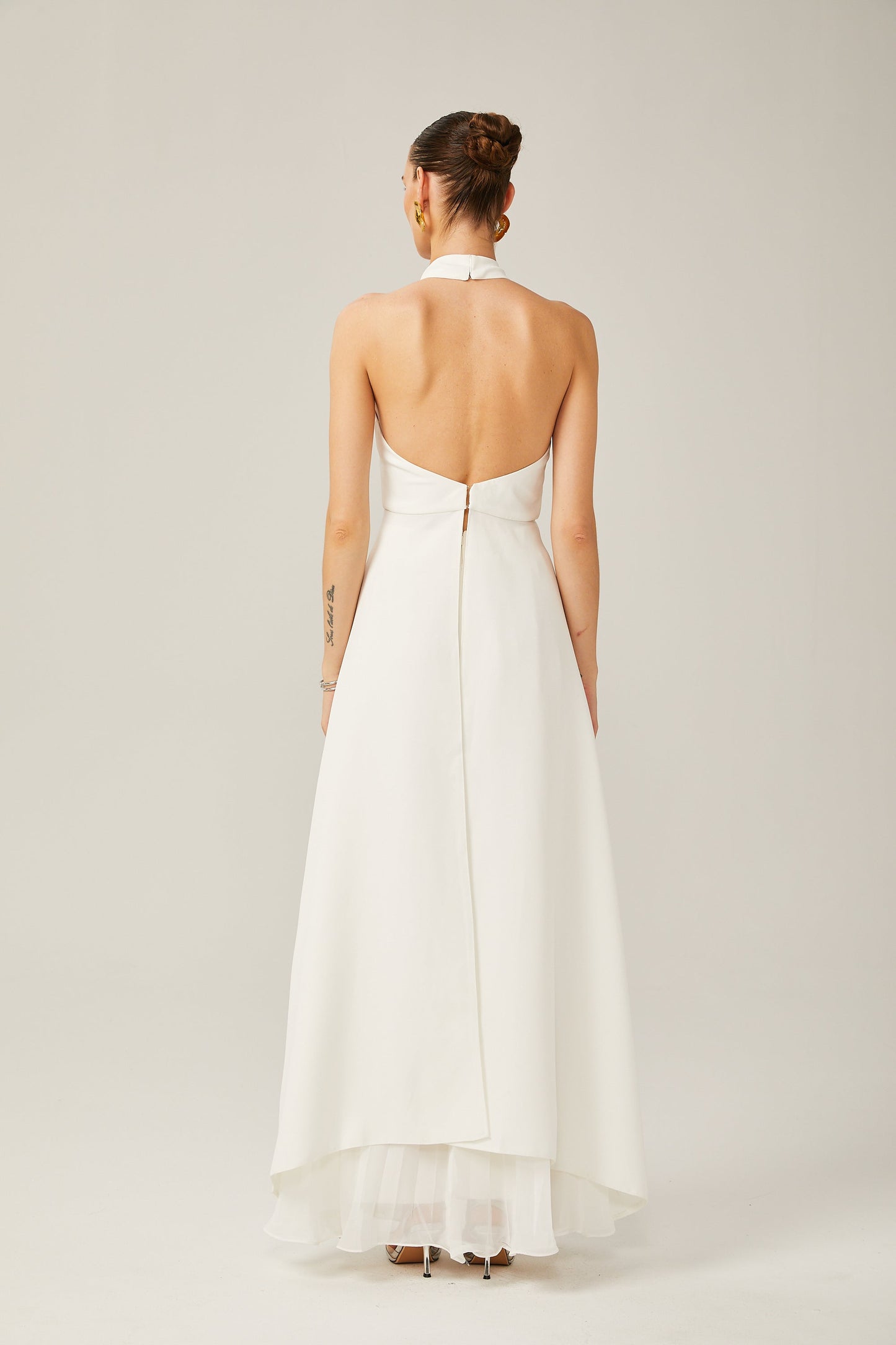 Elegancia minimalista en blanco y negro — modelo Vestido Candela™ (imagen 5)