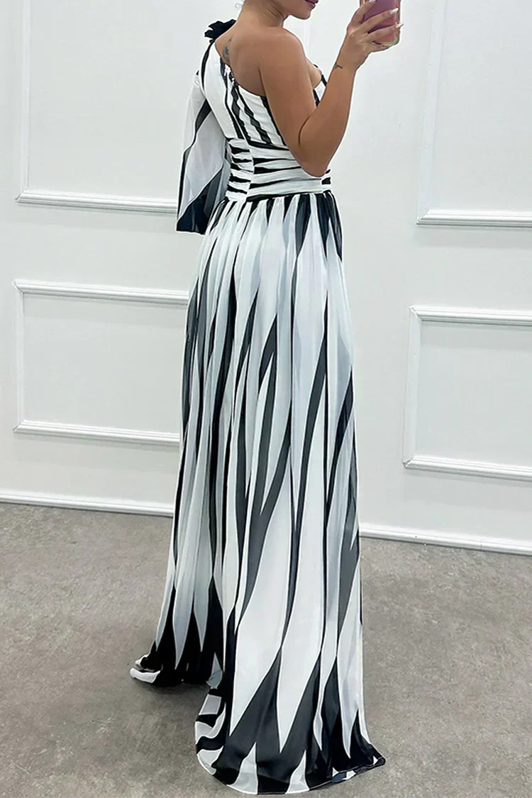 Rayas elegantes con diseño asimétrico — modelo Vestido Shiloh™ (imagen 6)