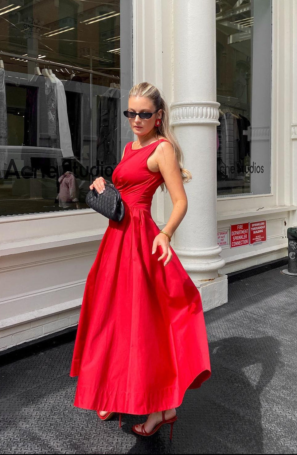 Elegancia eterna en rojo — modelo Vestido Loreto™ (imagen 4)