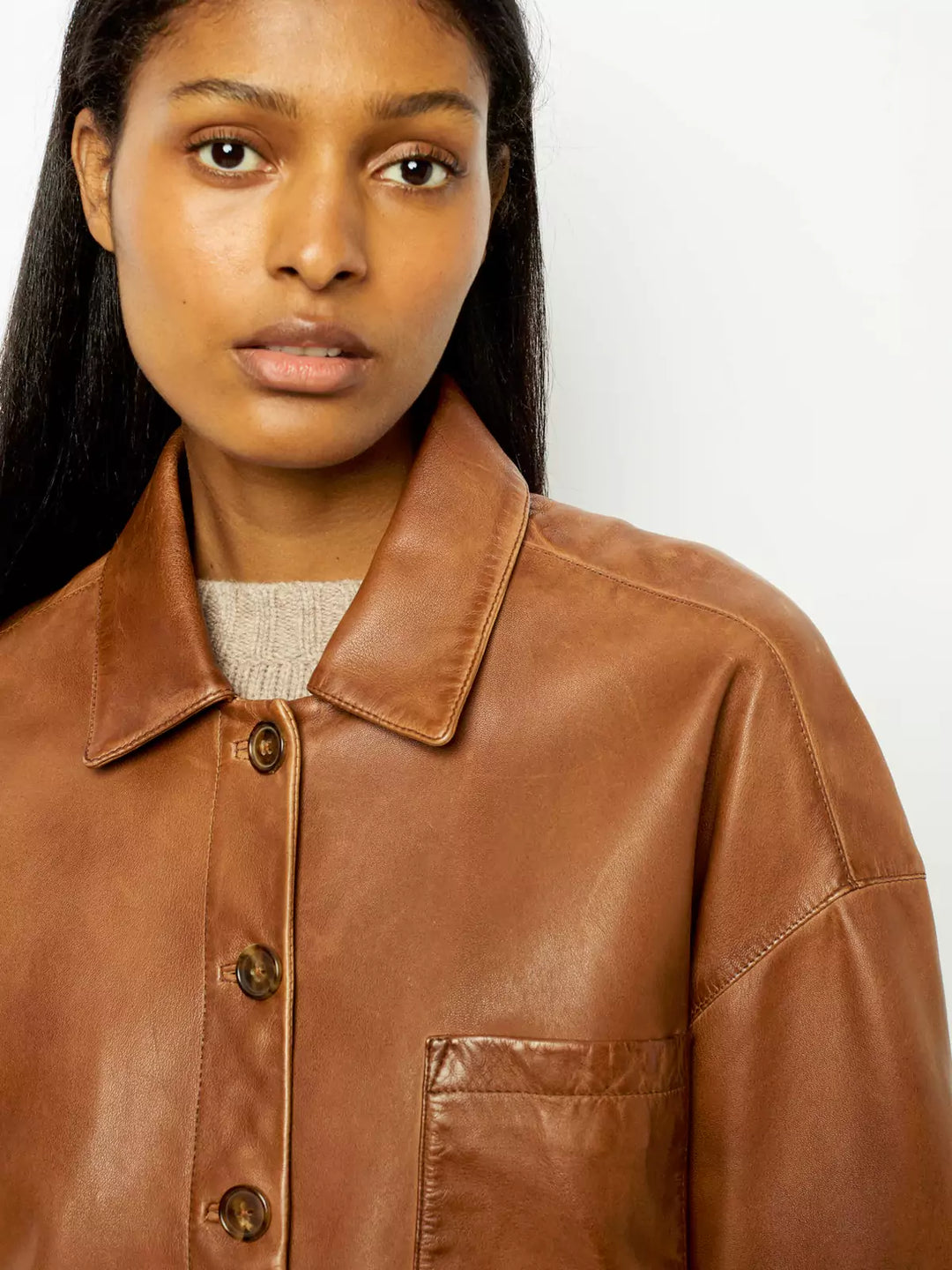 Chaqueta de Cuero con Botones — modelo Cristina (imagen 3)