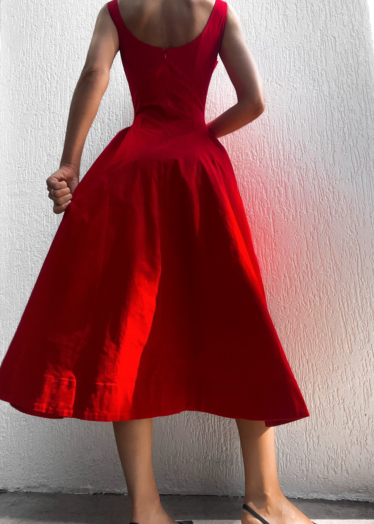 Elegancia eterna en rojo — modelo Vestido Loreto™ (imagen 3)