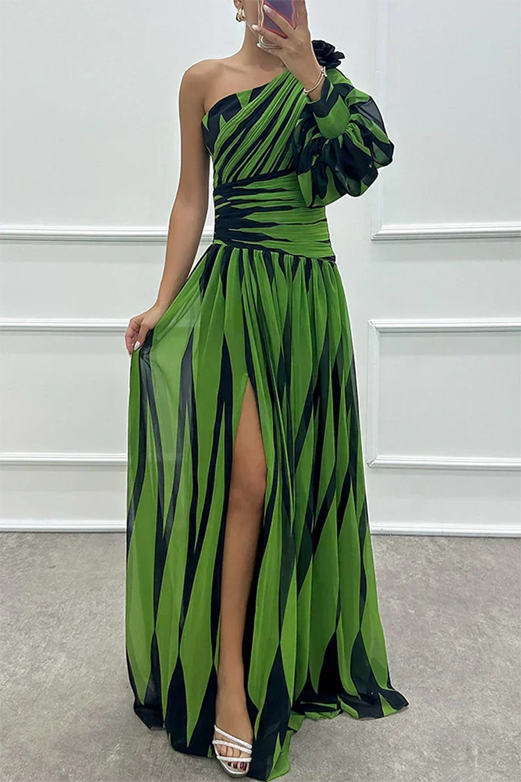 Rayas elegantes con diseño asimétrico — modelo Vestido Shiloh™ (imagen 2)