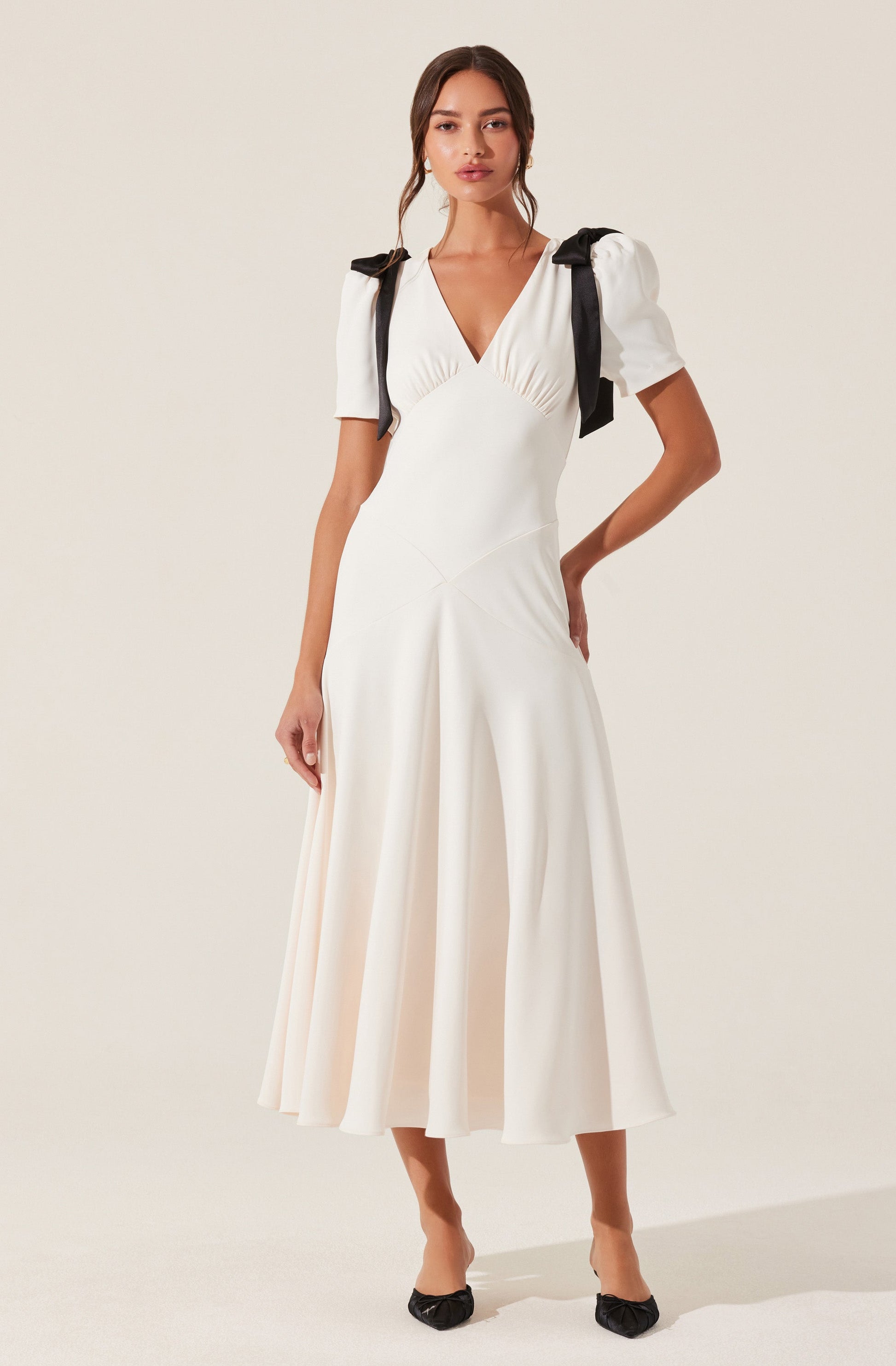 Elegancia clásica con un toque moderno — modelo Vestido Celia™ (imagen 4)