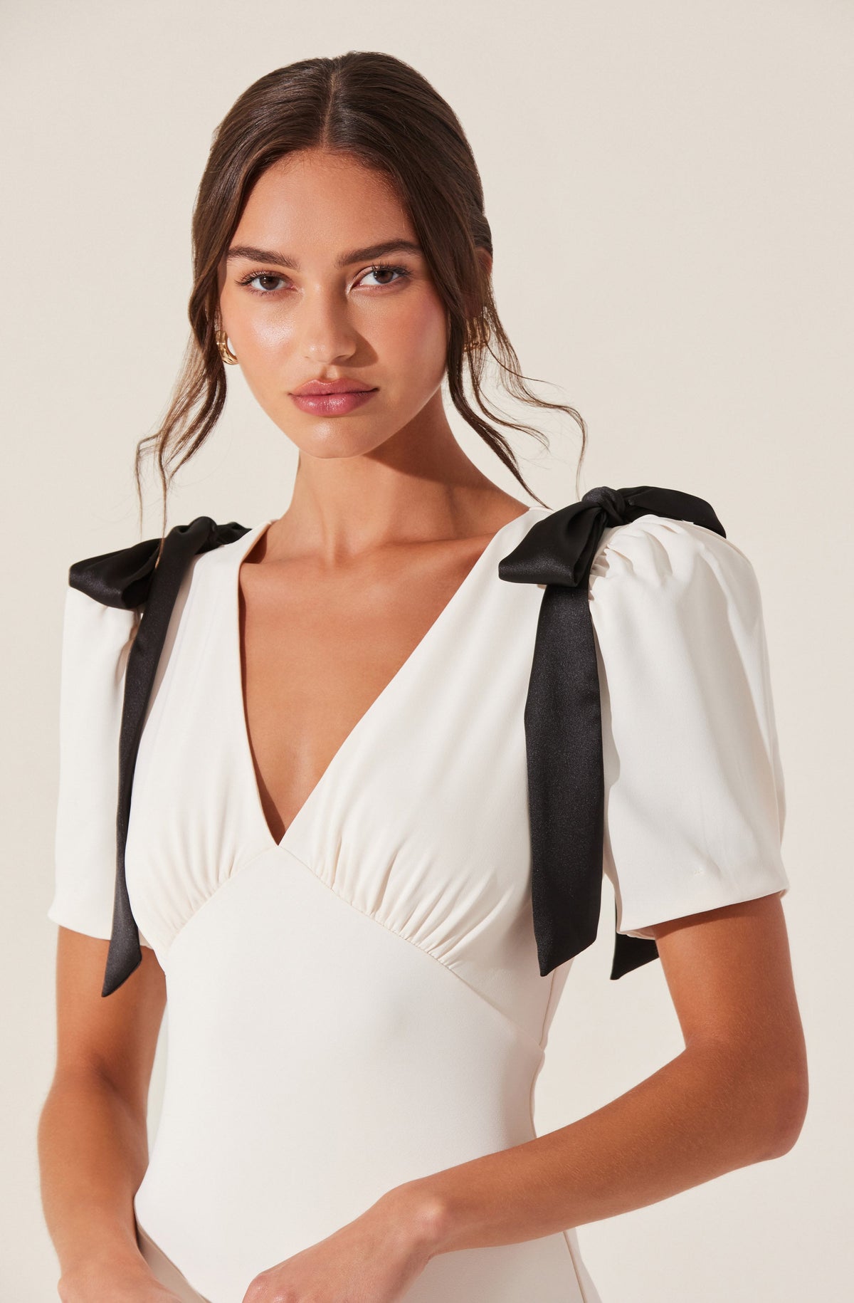 Elegancia clásica con un toque moderno — modelo Vestido Celia™ (imagen 5)