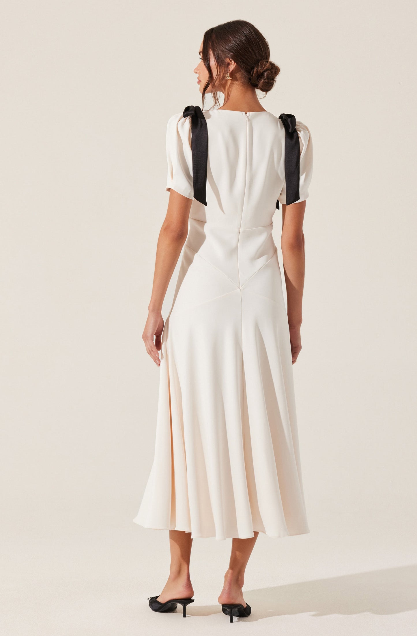Elegancia clásica con un toque moderno — modelo Vestido Celia™ (imagen 2)