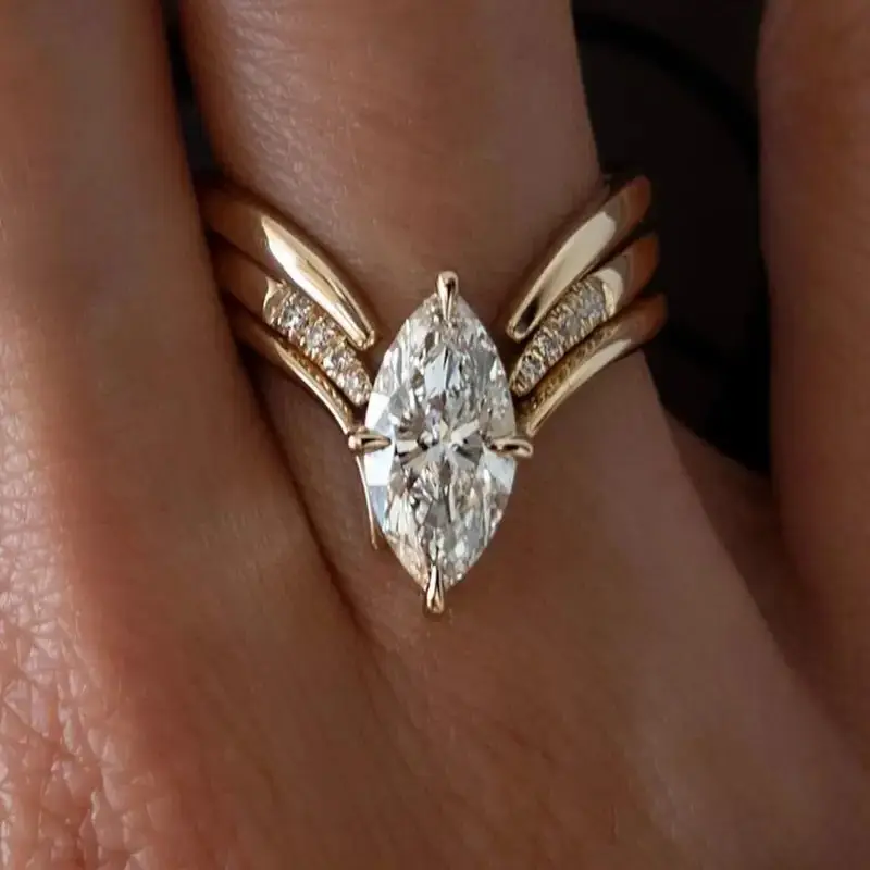 Anillo dorado en forma de gota