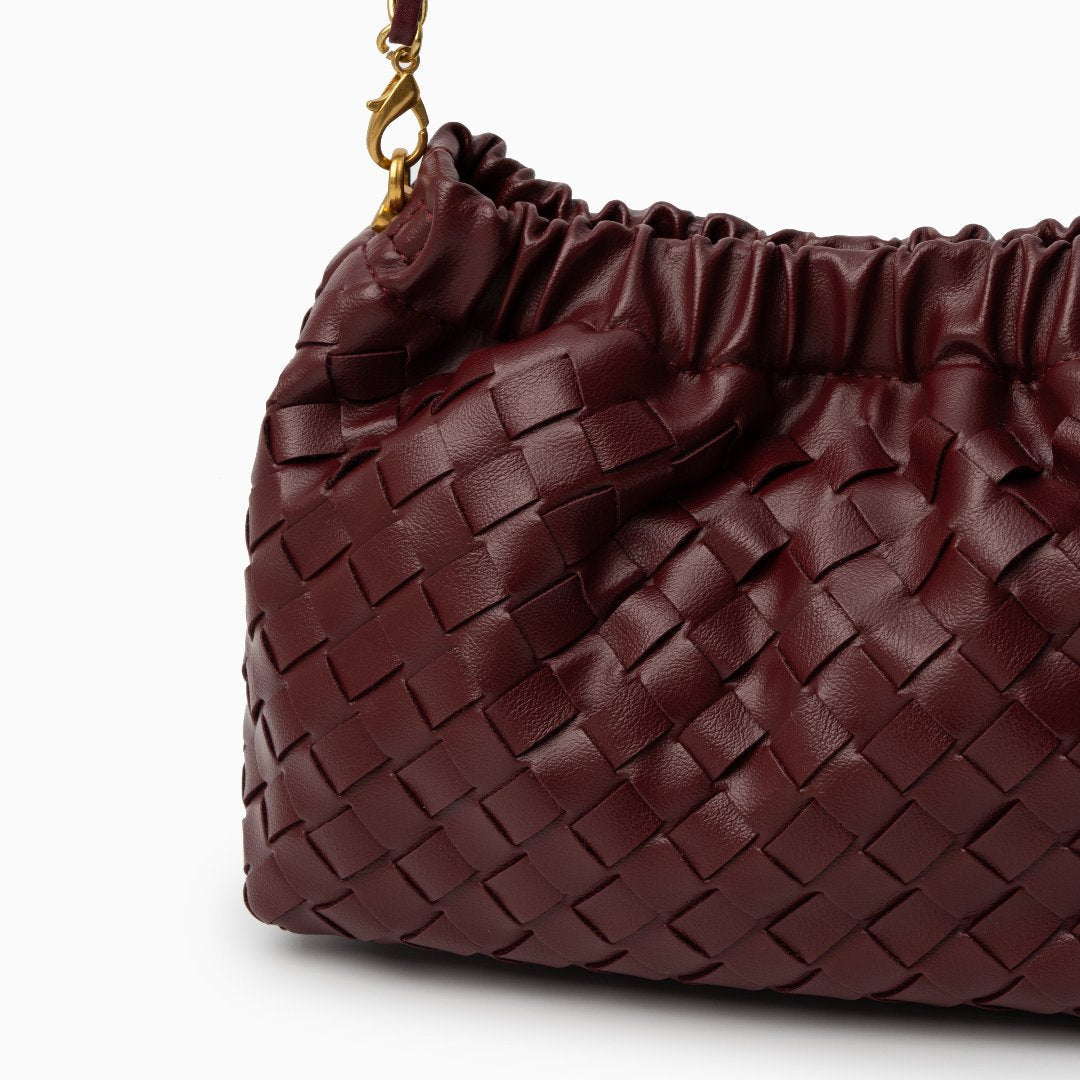 Bolso pouch con cadena dorada — modelo Iglesias (imagen 5)
