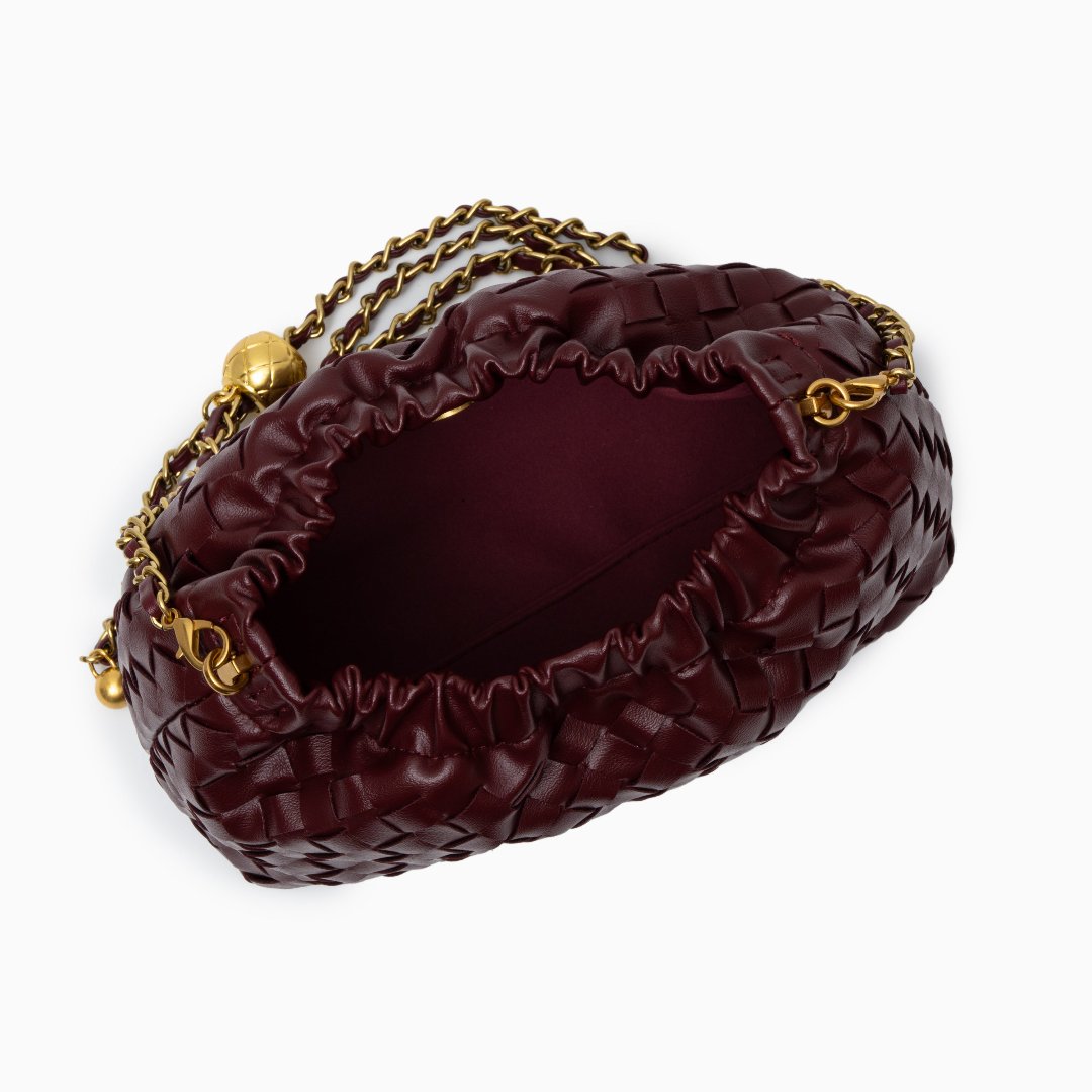 Bolso pouch con cadena dorada — modelo Iglesias (imagen 9)