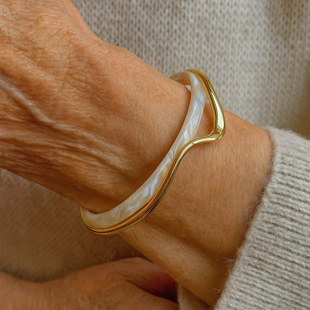 Pulsera abierta con esmalte blanco y acabado dorado (imagen 2)