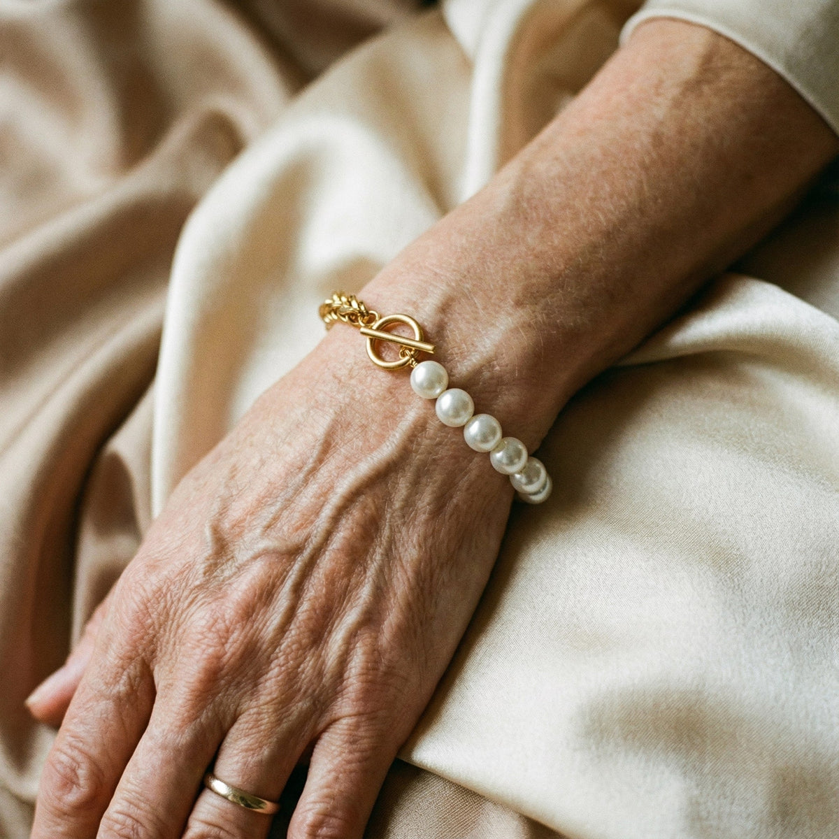 Pulsera dorada elegante con perlas (imagen 2)