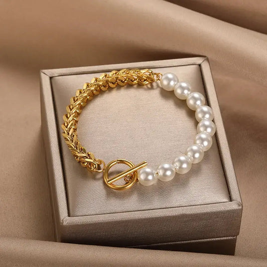 Pulsera dorada elegante con perlas