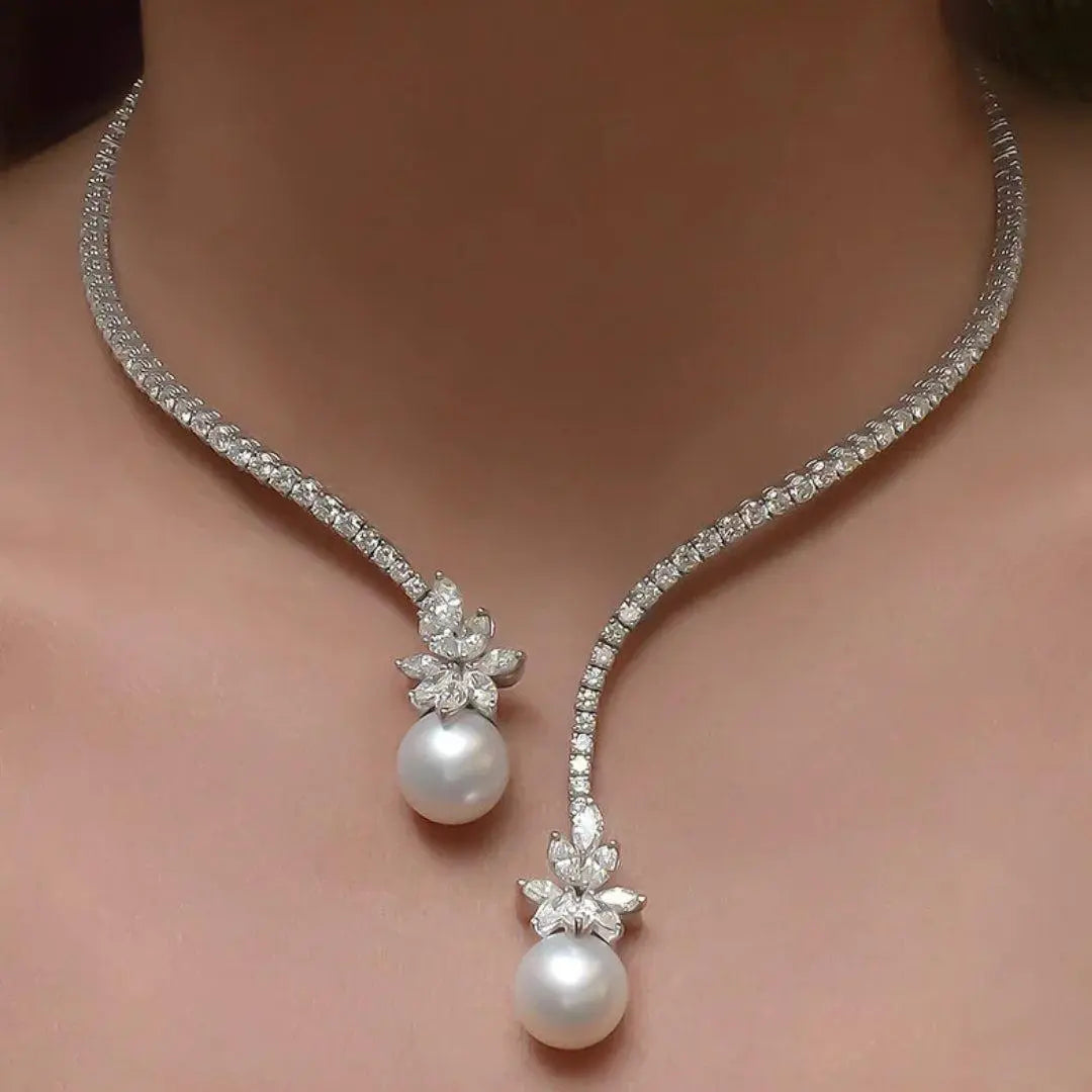 Collar de perlas elegante en acabado plateado