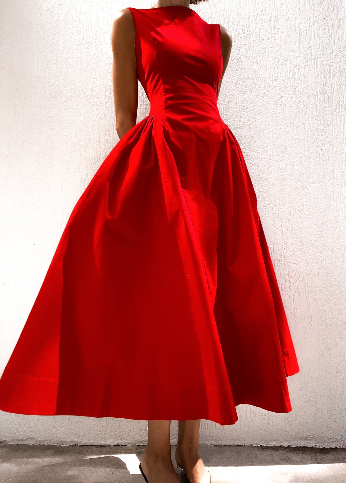 Elegancia eterna en rojo — modelo Vestido Loreto™