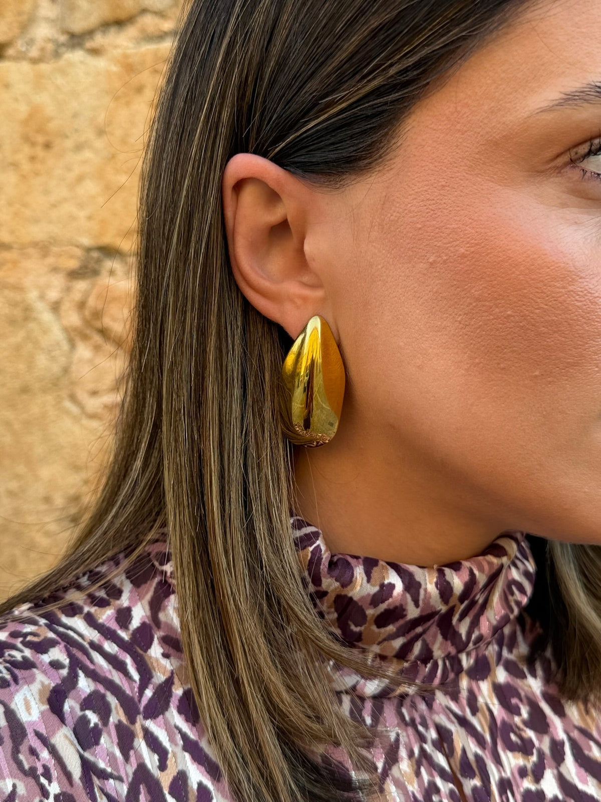 Pendientes dorados en forma almendrada