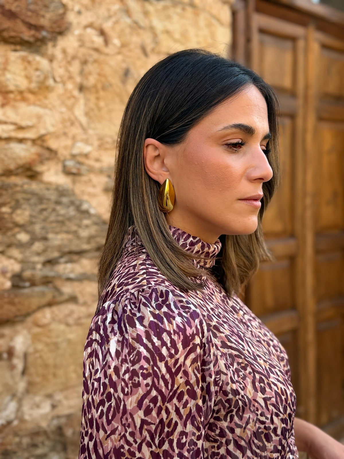 Pendientes dorados en forma almendrada (imagen 2)