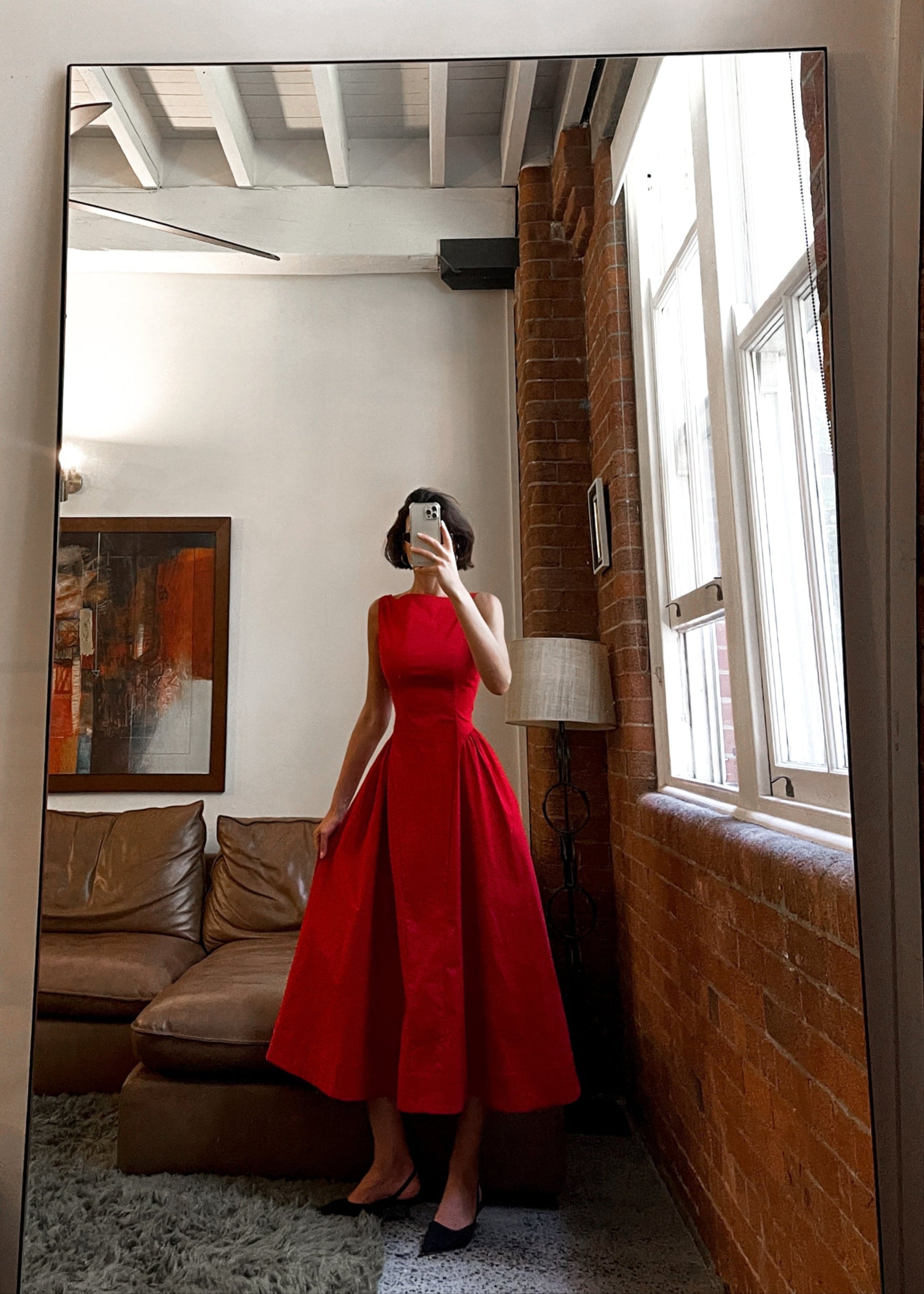 Elegancia eterna en rojo — modelo Vestido Loreto™ (imagen 5)