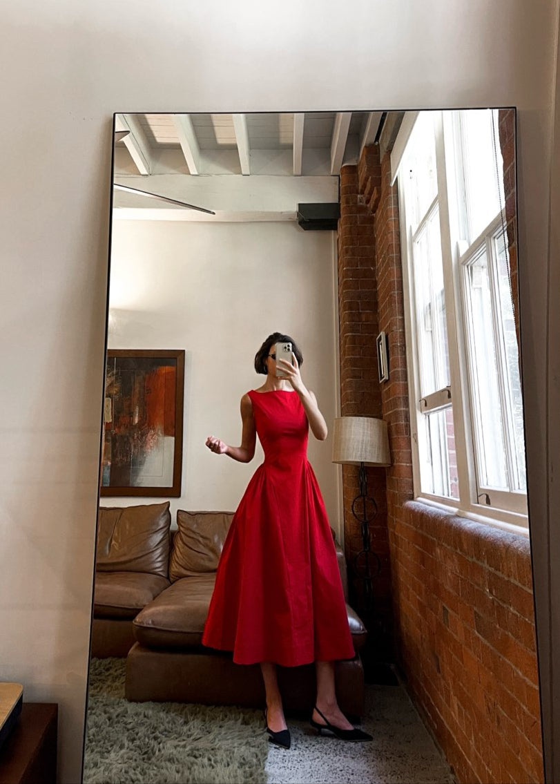 Elegancia eterna en rojo — modelo Vestido Loreto™ (imagen 7)