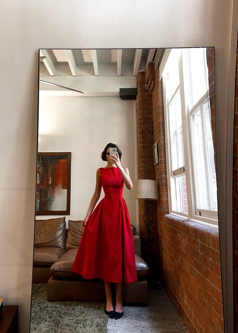 Elegancia eterna en rojo — modelo Vestido Loreto™ (imagen 6)