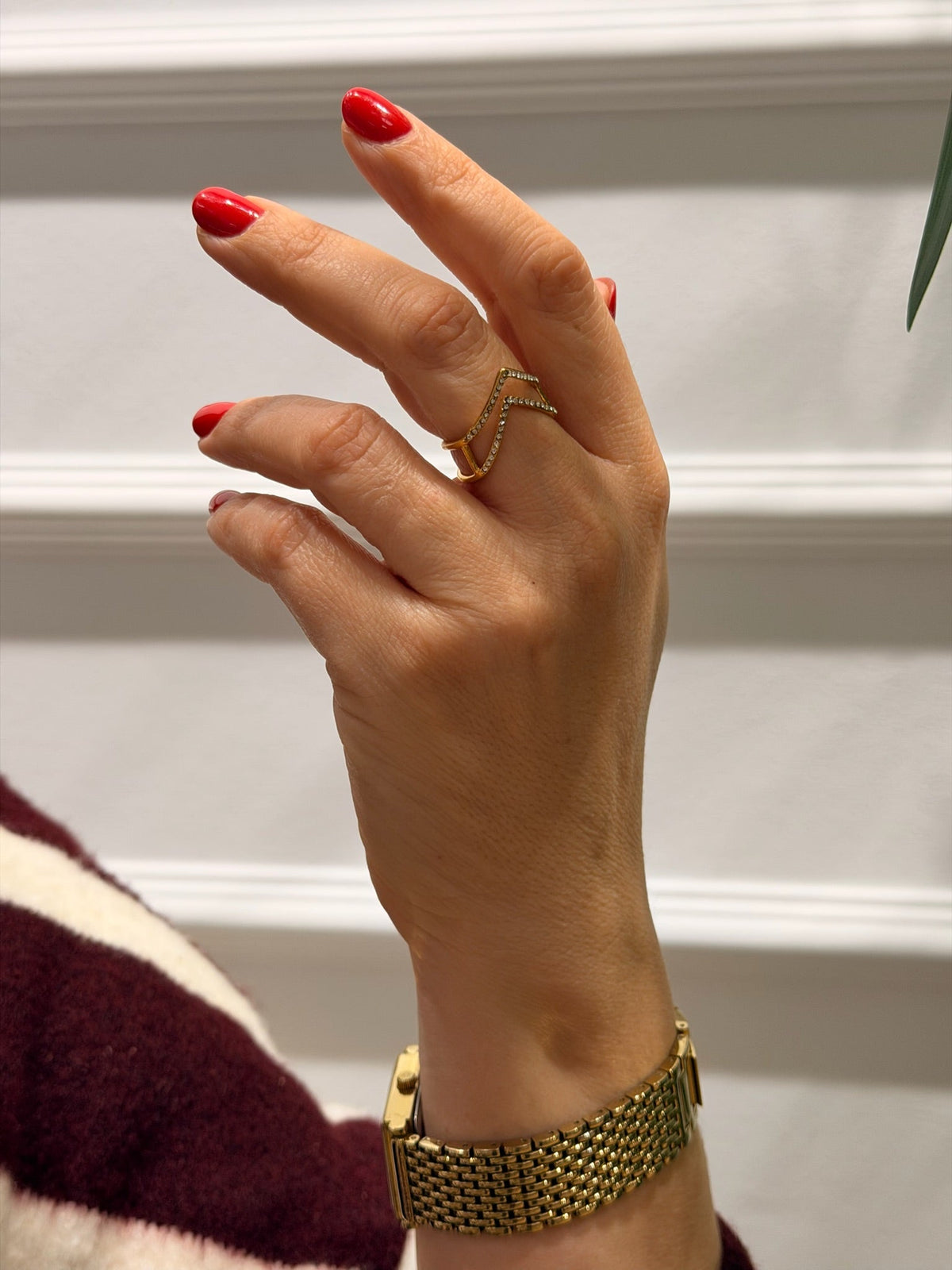 Brillo y elegancia atemporal — modelo Anillo dorado de Nara (imagen 2)