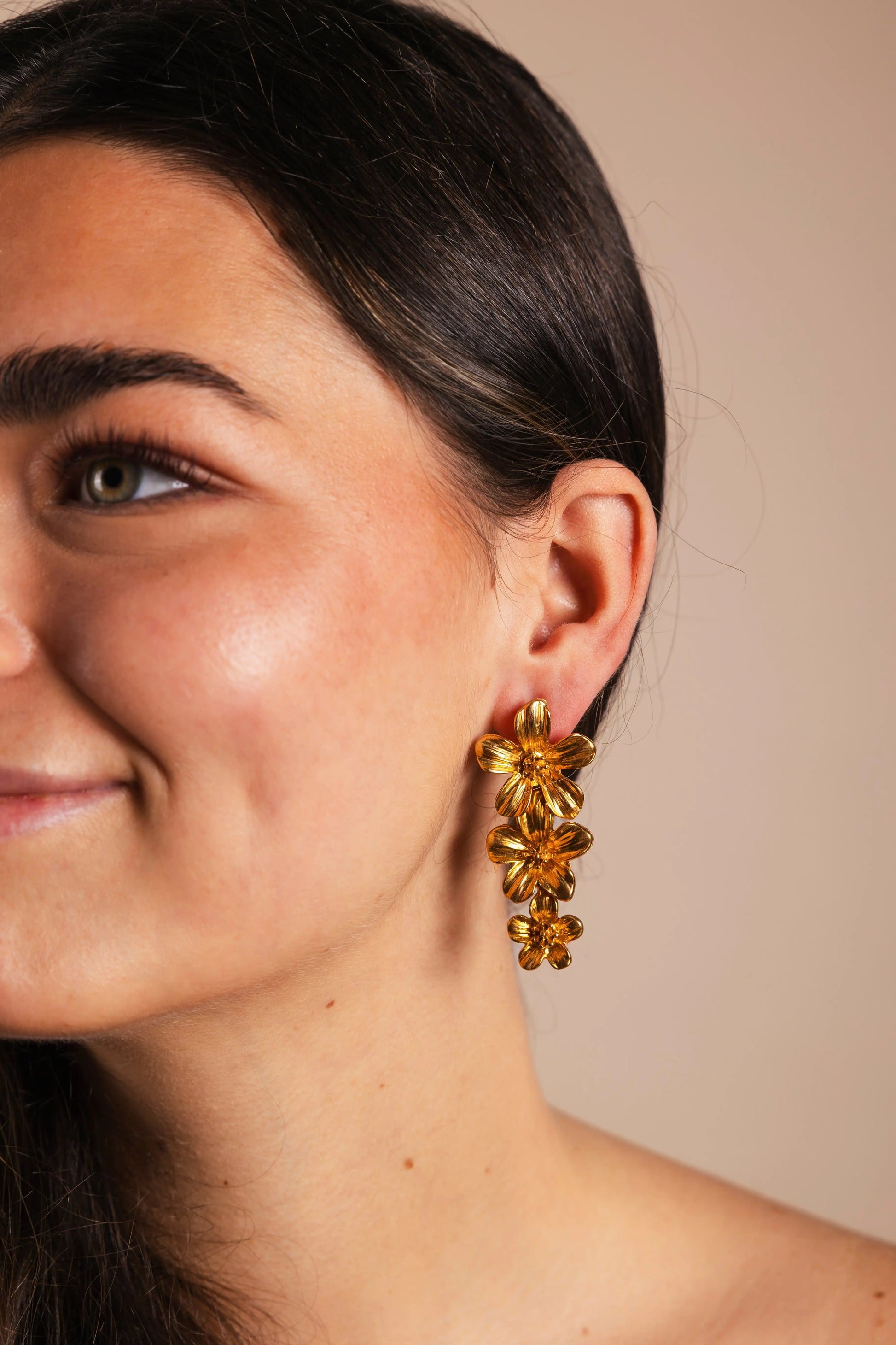 Pendientes Carmeron Triple Flor Dorado PEN97 (imagen 3)