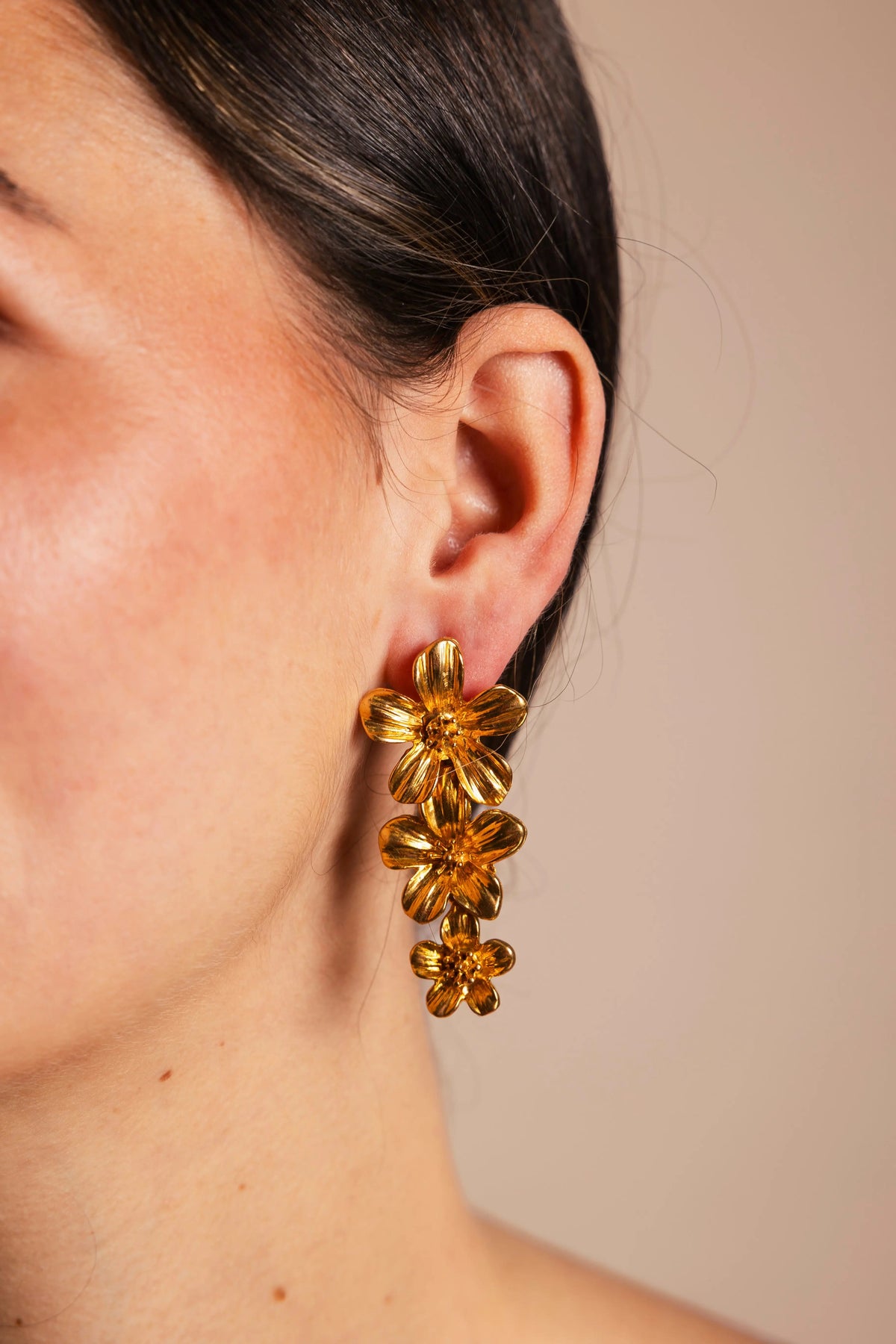 Pendientes Carmeron Triple Flor Dorado PEN97 (imagen 2)