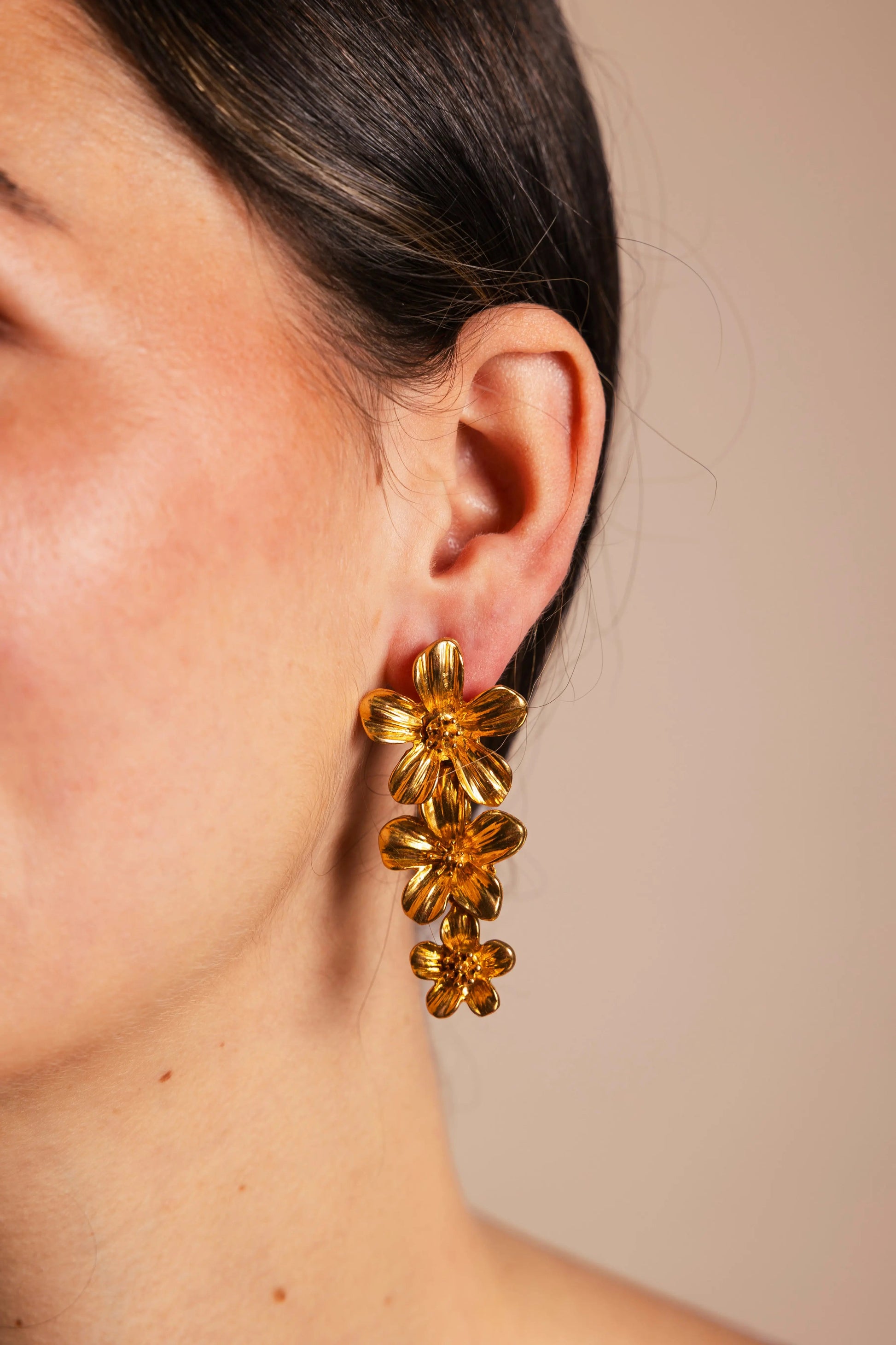 Pendientes Carmeron Triple Flor Dorado PEN97 (imagen 2)