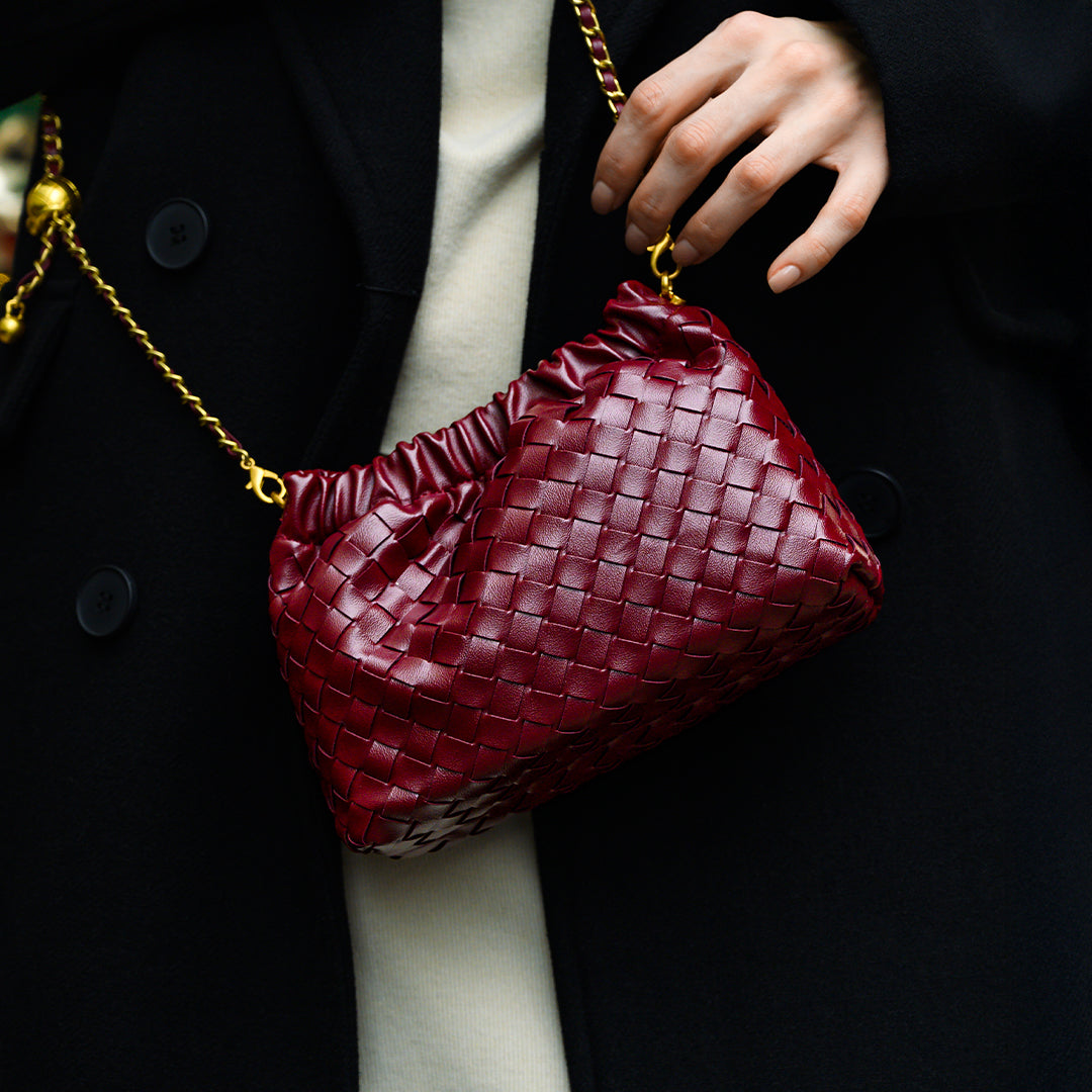 Bolso pouch con cadena dorada — modelo Iglesias (imagen 8)