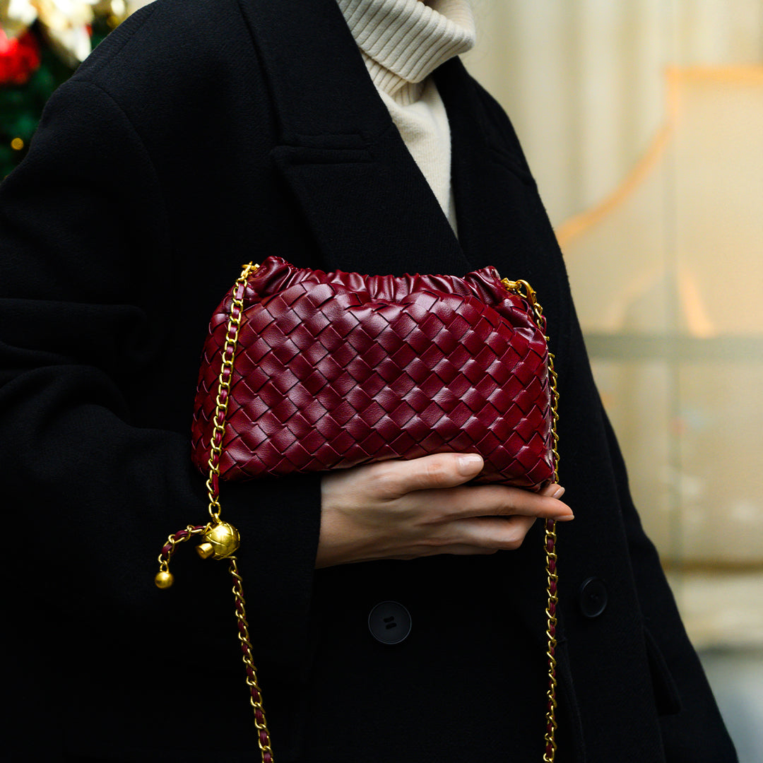 Bolso pouch con cadena dorada — modelo Iglesias (imagen 6)