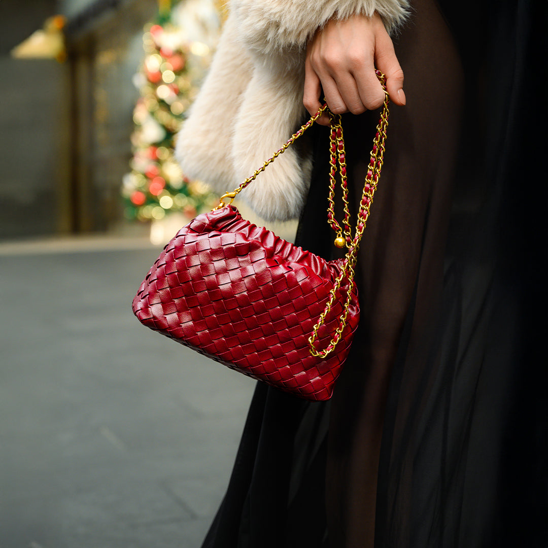 Bolso pouch con cadena dorada — modelo Iglesias (imagen 10)