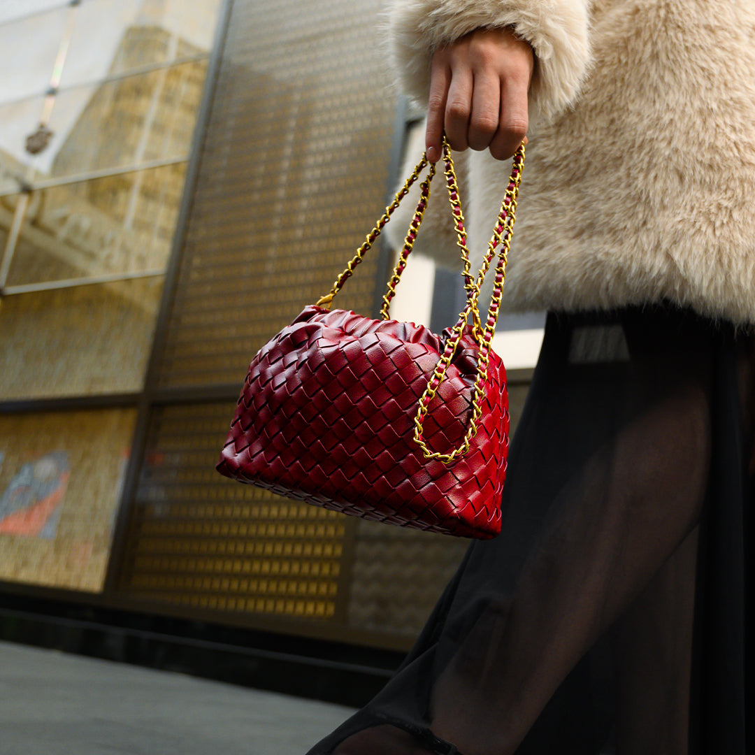 Bolso pouch con cadena dorada — modelo Iglesias (imagen 11)