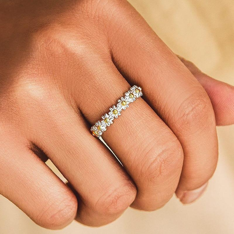 Anillo ajustable con margaritas esmaltadas (imagen 4)