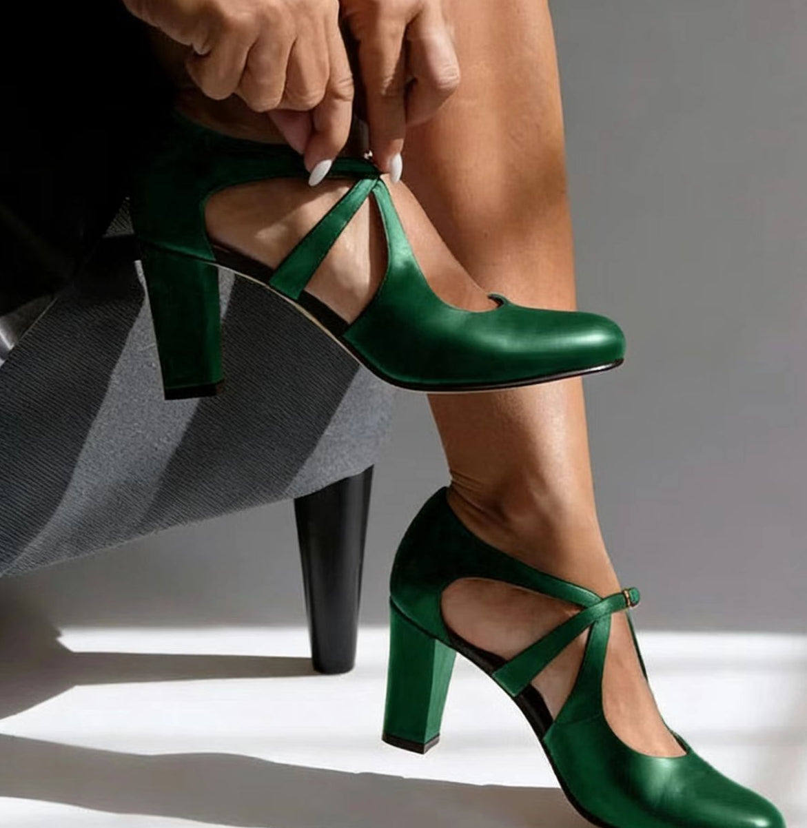 Escarpín de piel con tira y tacón bloque — modelo Herminia (imagen 2)