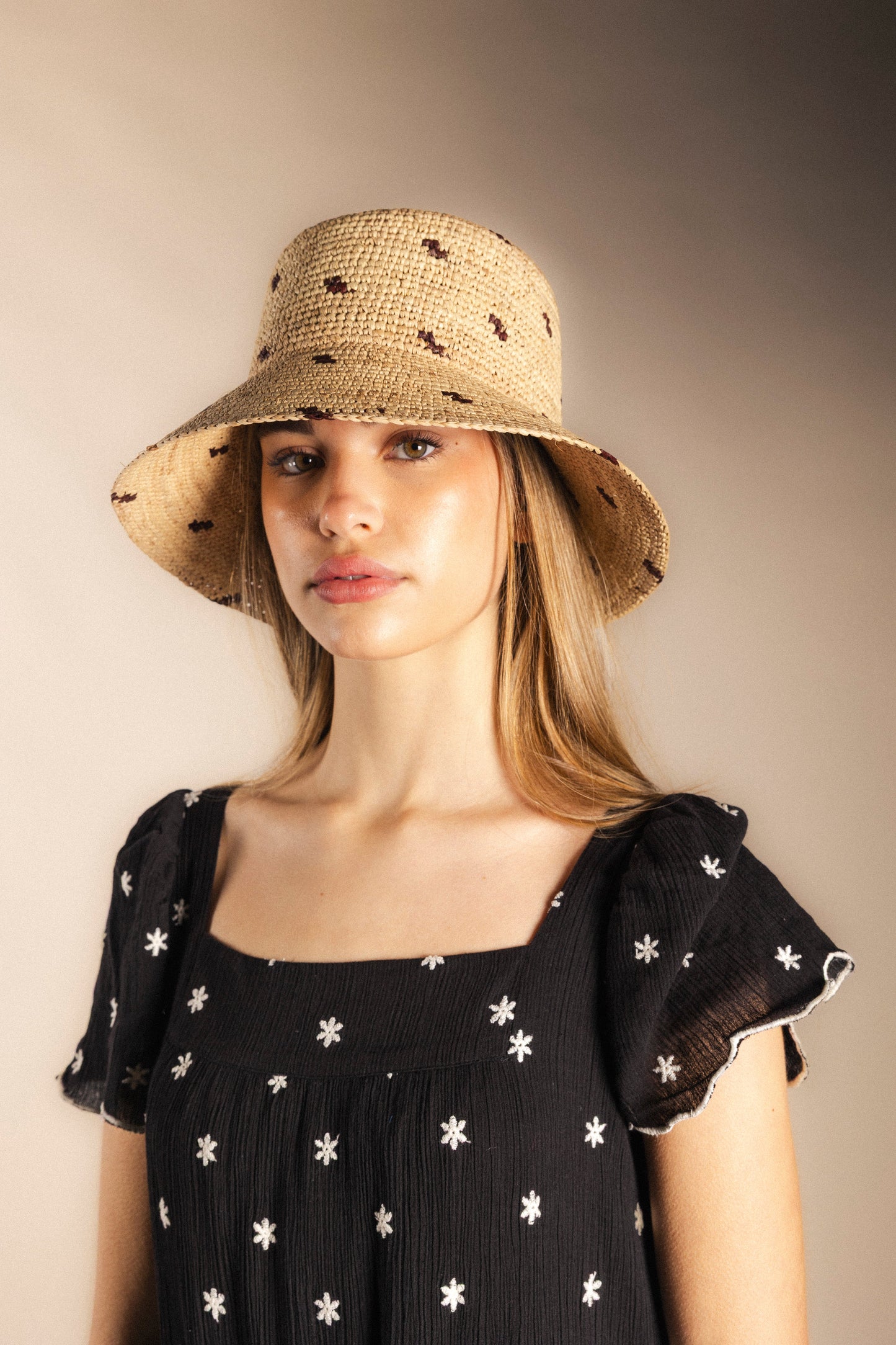 Sombrero de rafia Lena - estilo bohemio y cómodo para el verano (imagen 3)