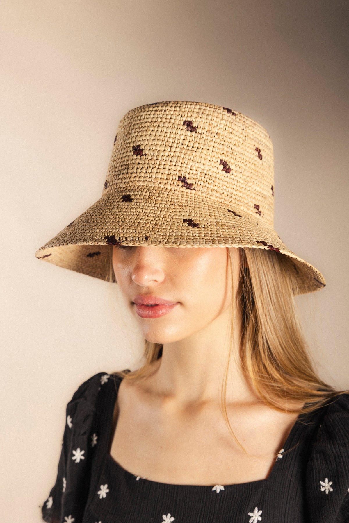 Sombrero de rafia Lena - estilo bohemio y cómodo para el verano (imagen 4)
