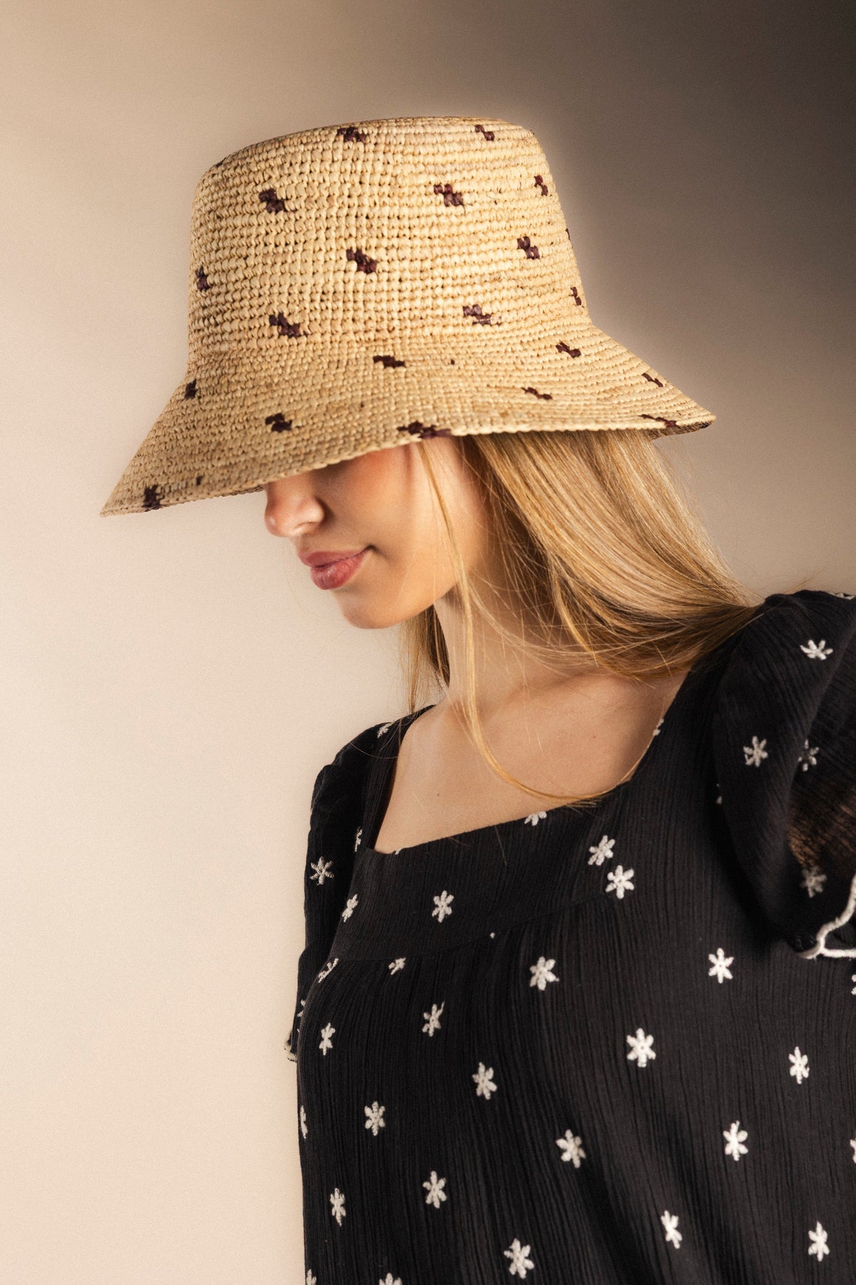 Sombrero de rafia Lena - estilo bohemio y cómodo para el verano (imagen 2)