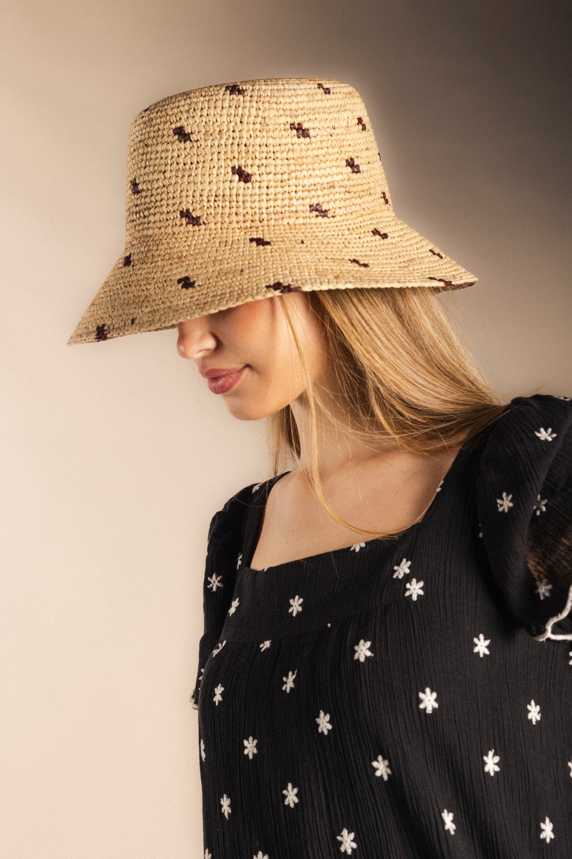 Sombrero de rafia Lena - estilo bohemio y cómodo para el verano (imagen 2)