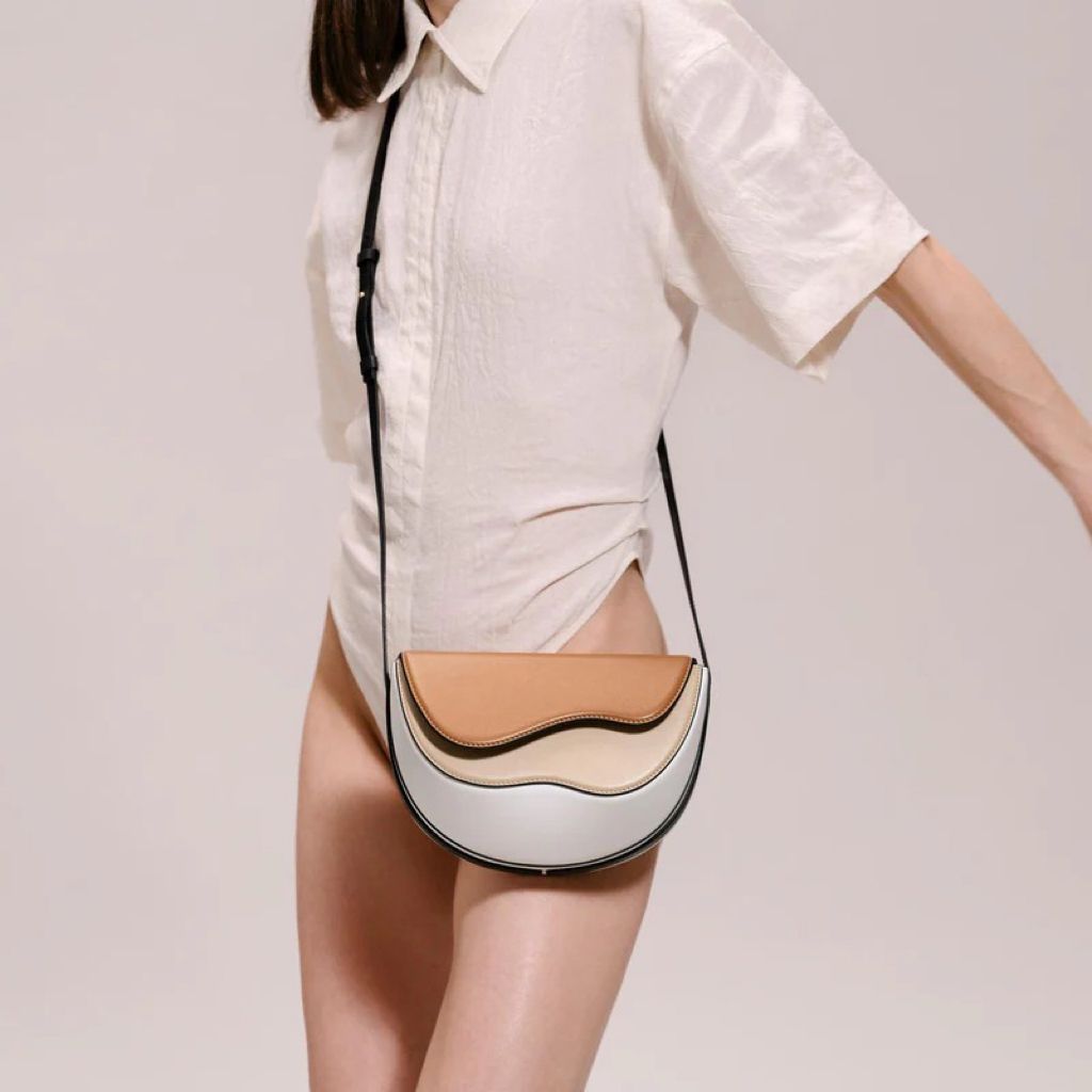 Bolso pequeño con solapa ondulada — modelo Chiara (imagen 5)