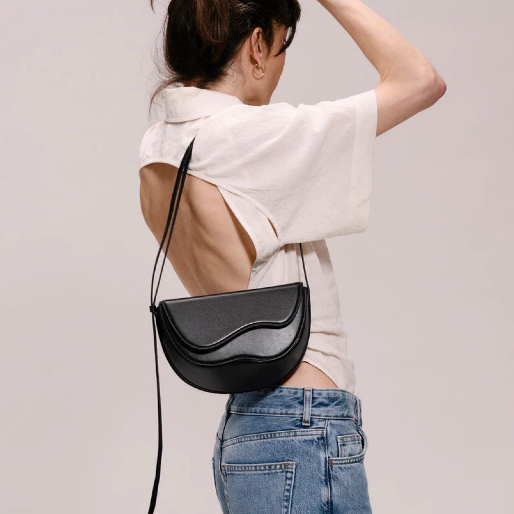 Bolso pequeño con solapa ondulada — modelo Chiara (imagen 8)