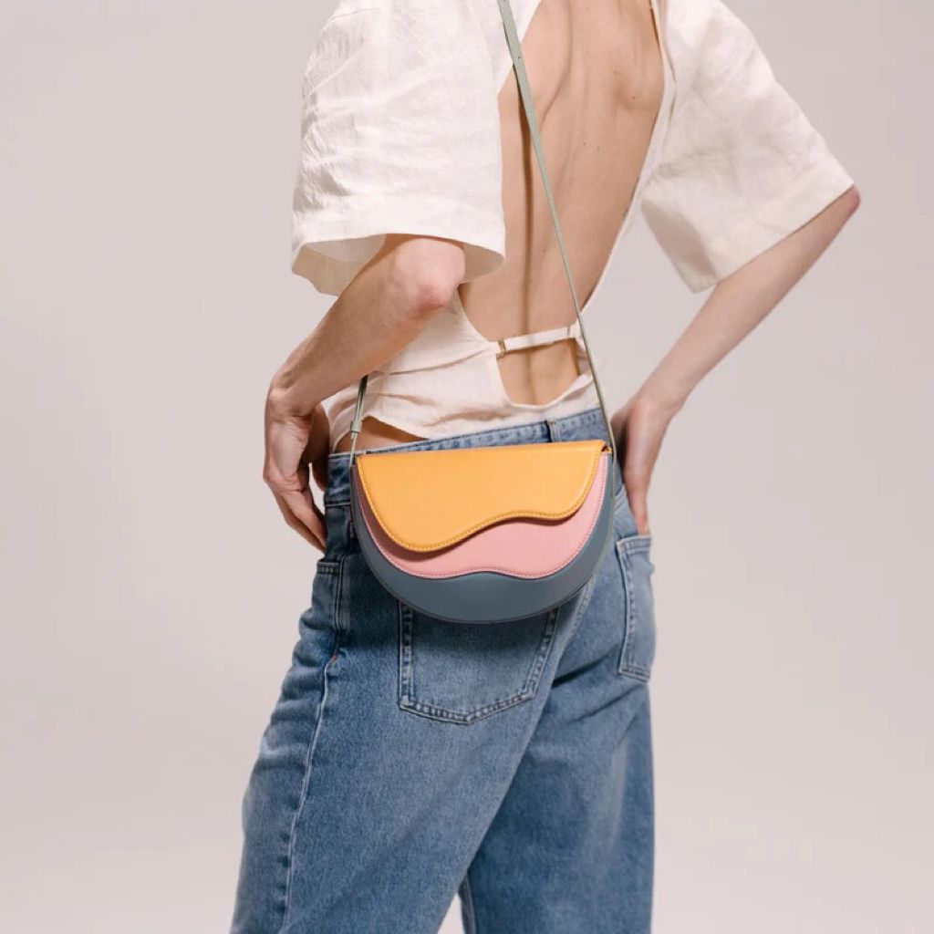 Bolso pequeño con solapa ondulada — modelo Chiara (imagen 12)
