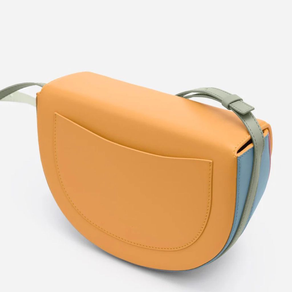 Bolso pequeño con solapa ondulada — modelo Chiara (imagen 13)