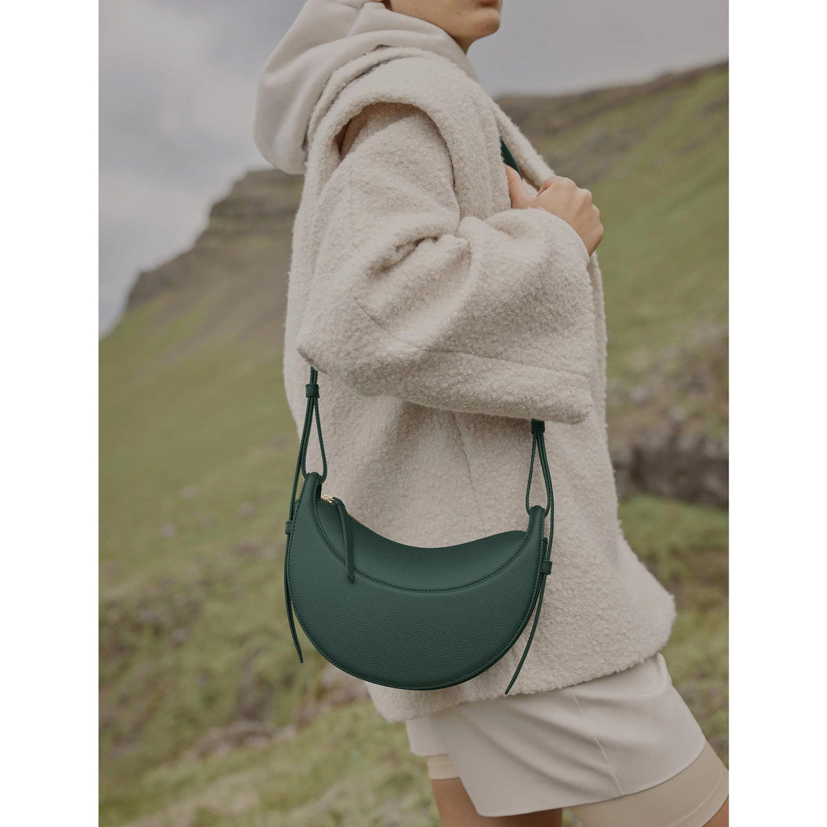 Bolso media luna con asa ajustable — modelo Amara (imagen 9)