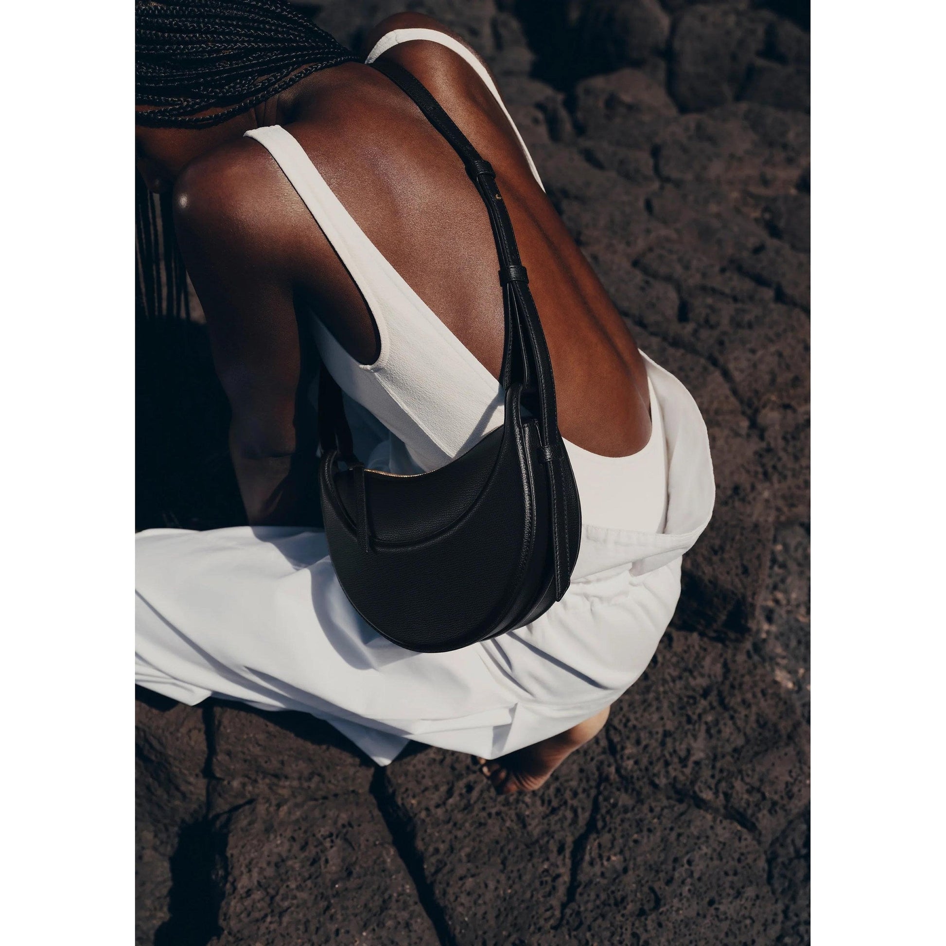 Bolso media luna con asa ajustable — modelo Amara (imagen 7)