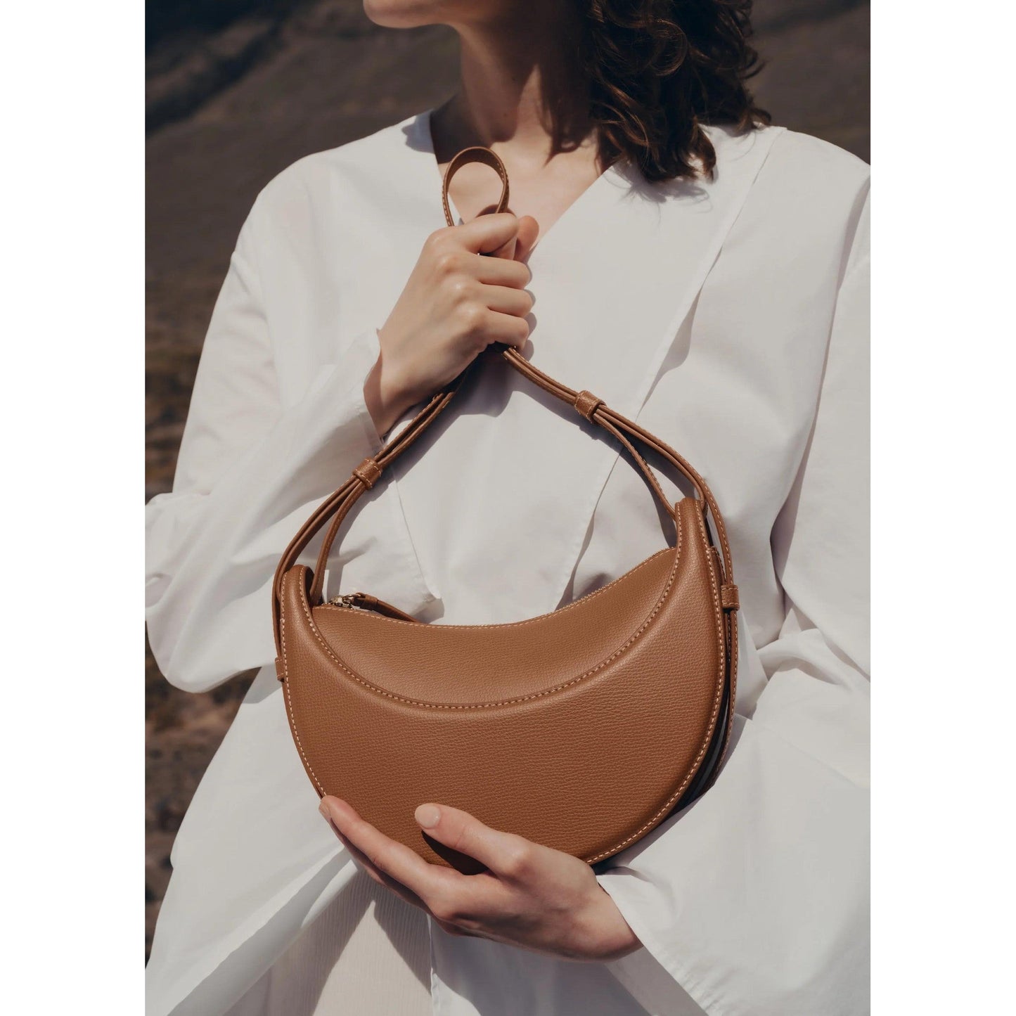 Bolso media luna con asa ajustable — modelo Amara (imagen 11)