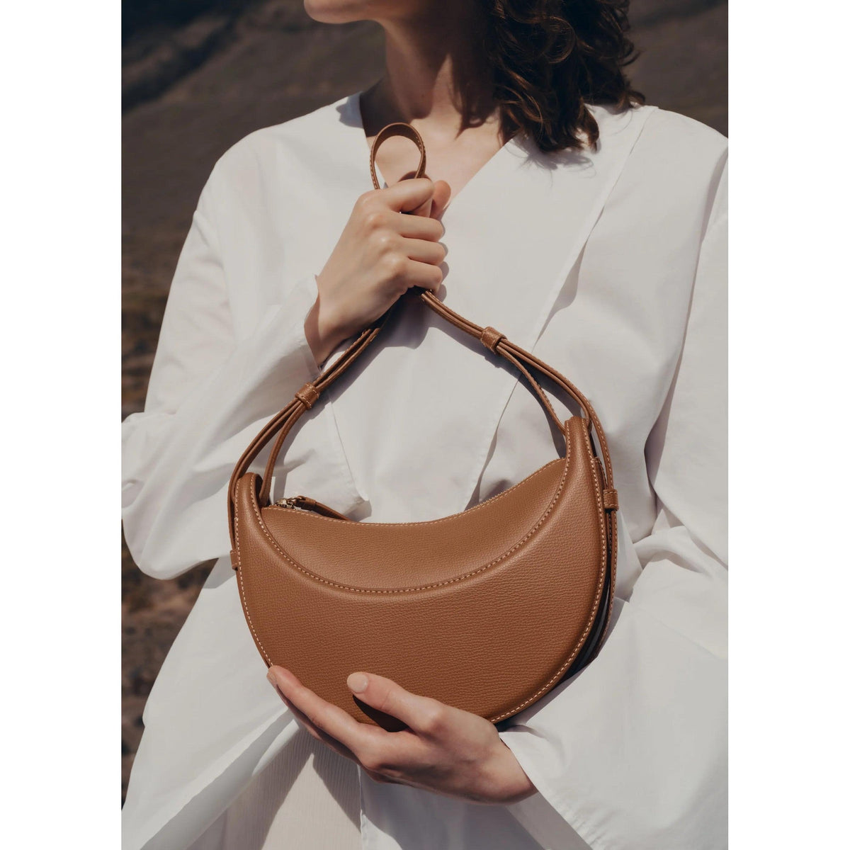 Bolso media luna con asa ajustable — modelo Amara (imagen 11)