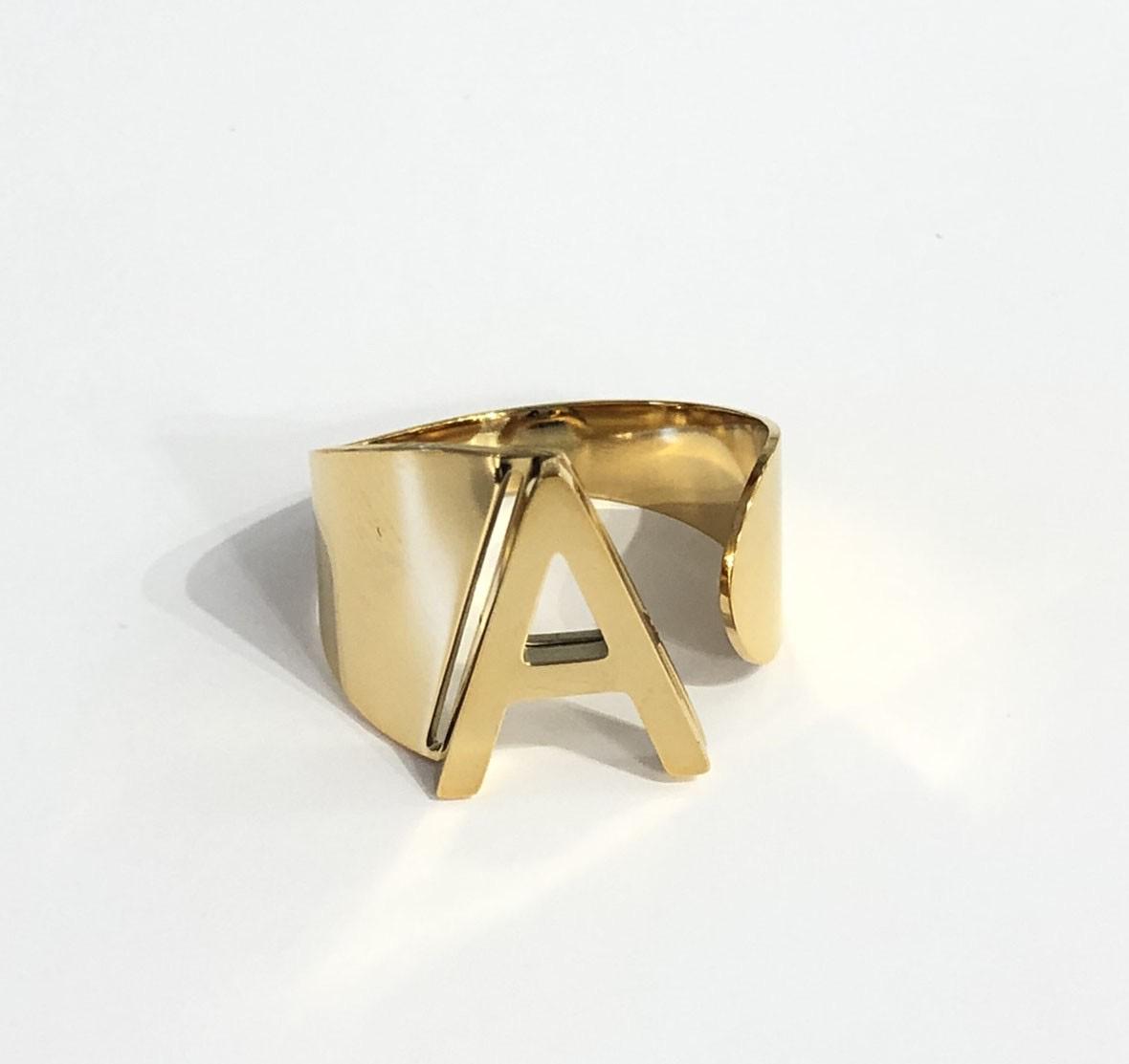 Scar — modelo Anillo personalizado con inicial