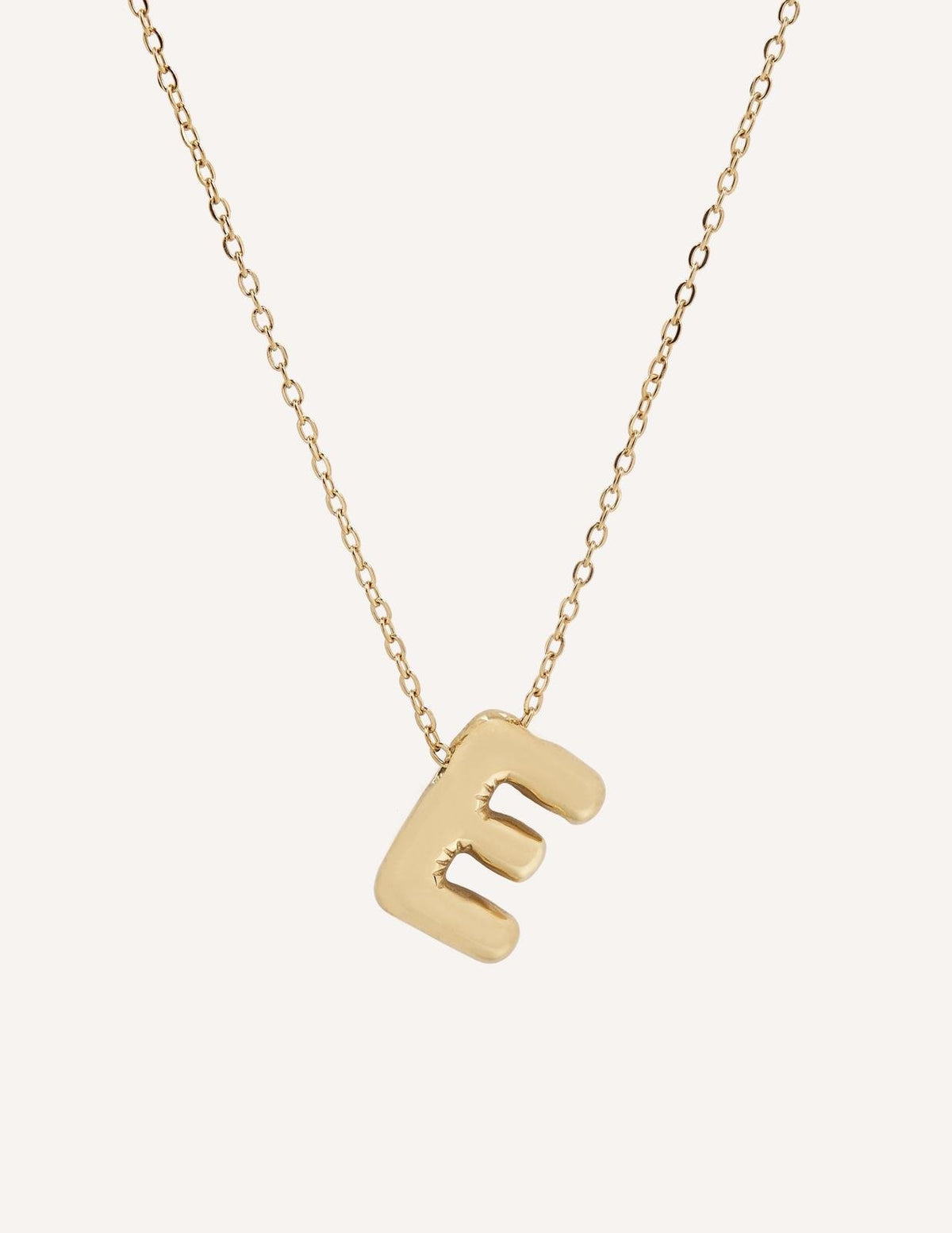 Collar dorado con inicial (imagen 5)